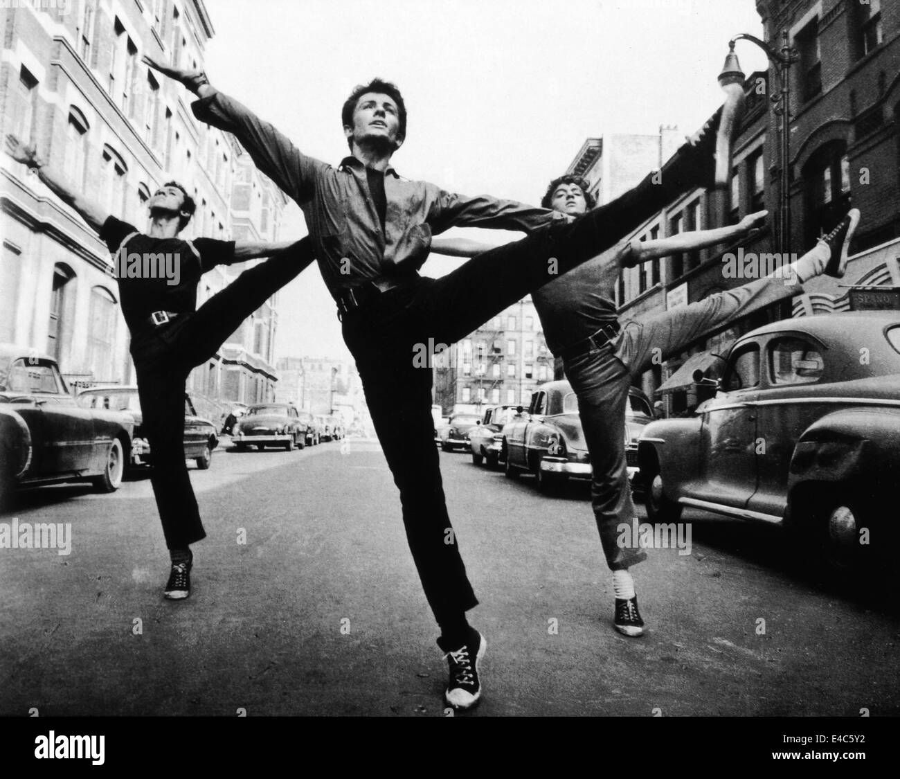 George Chakiris (Mitte), am Set des Films, "West Side Story", 1961 Stockfoto