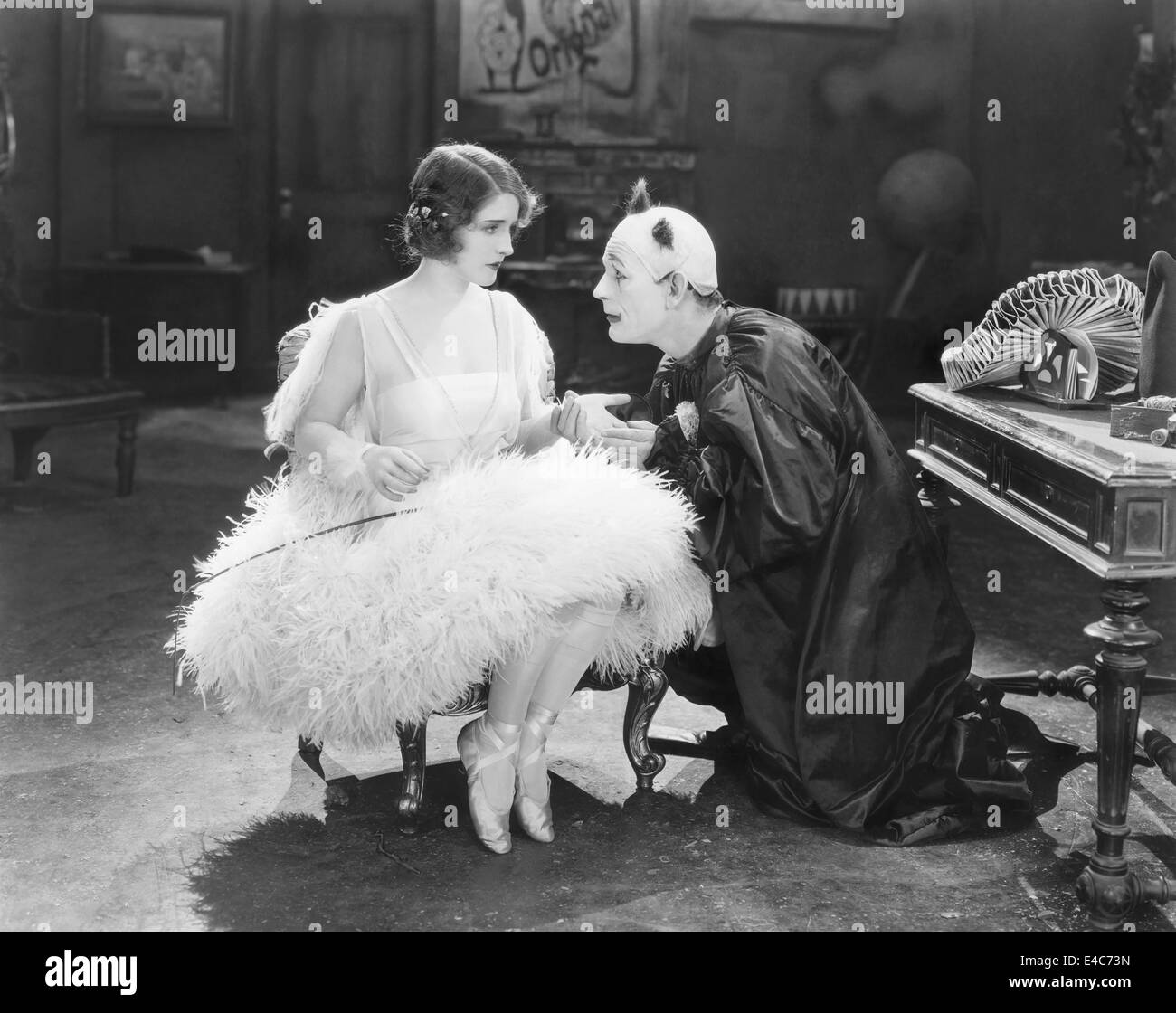Norma Shearer, Lon Chaney, am Set des Stummfilms, "Er schlug bekommt", 1924 Stockfoto