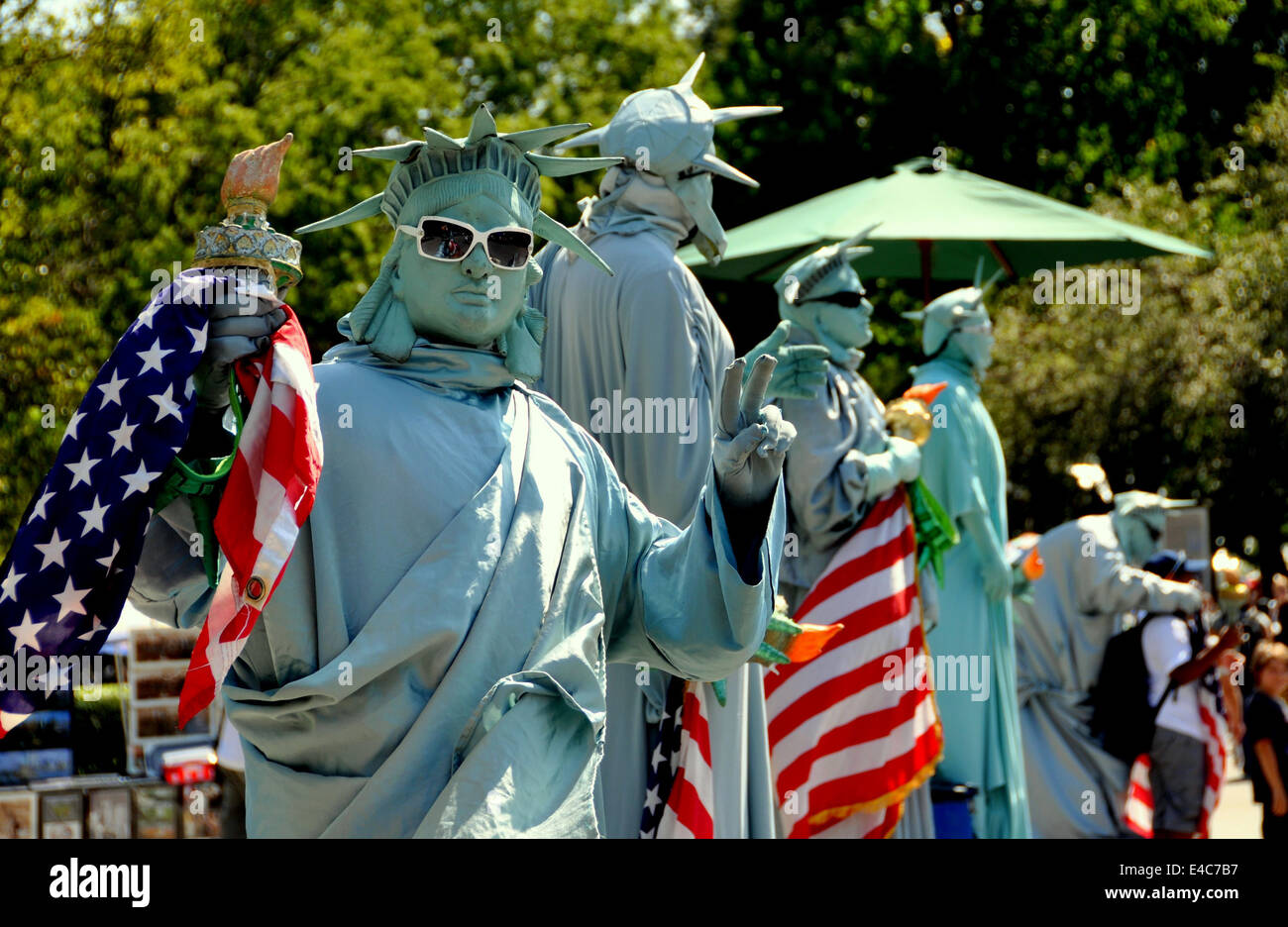 NYC: Statue of Liberty Mimen Touristen erwarten, die Sie für Fotos posieren Tipps im Battery Park Stockfoto