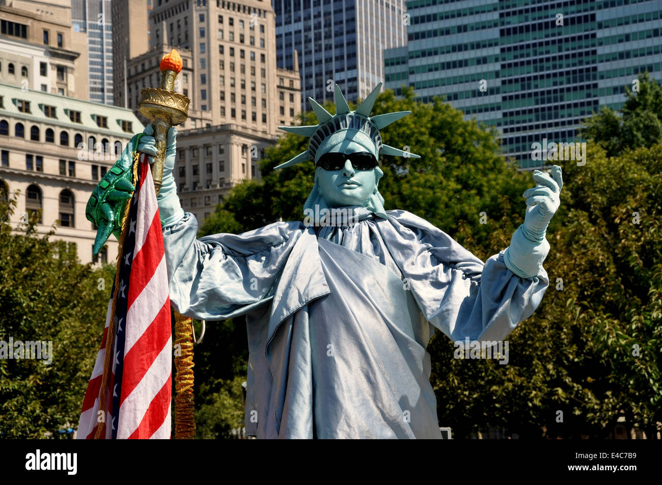 NYC: Eine "lebende" Statue of Liberty Mime posiert für Fotos (und Tipps) im Battery Park Stockfoto