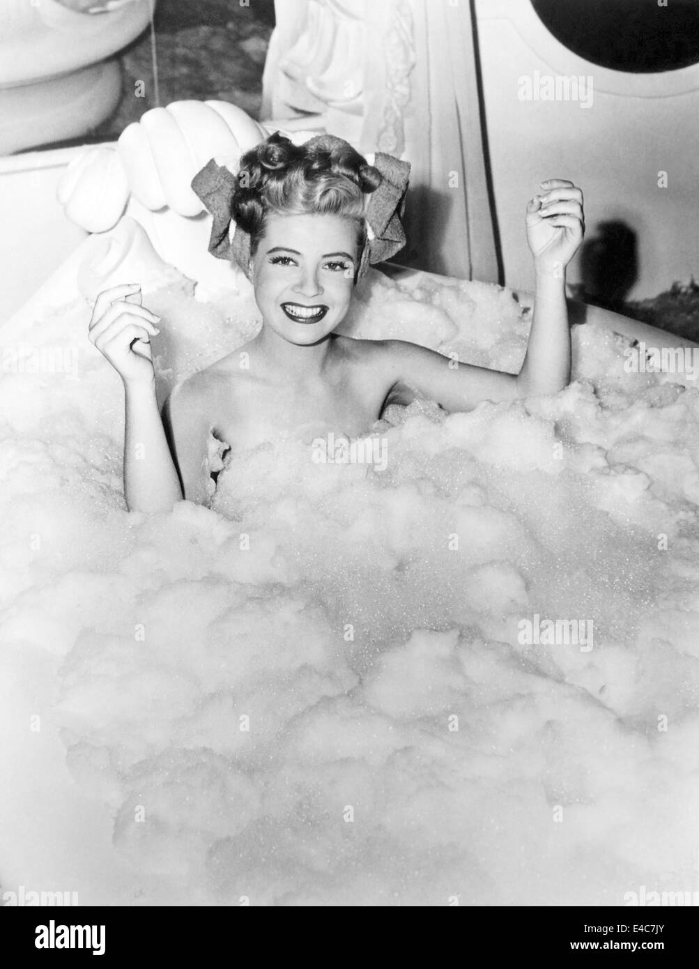 Gloria DeHaven, US-amerikanische Schauspielerin, Porträt in Badewanne mit Seifenlauge, circa 1944 Stockfoto