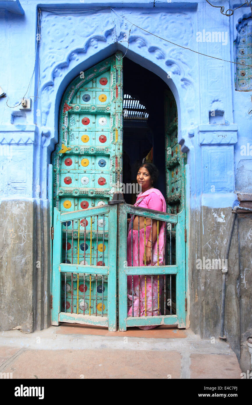 Frau steht in bunten Tür, Jodhpur, Rajasthan, Indien Stockfoto