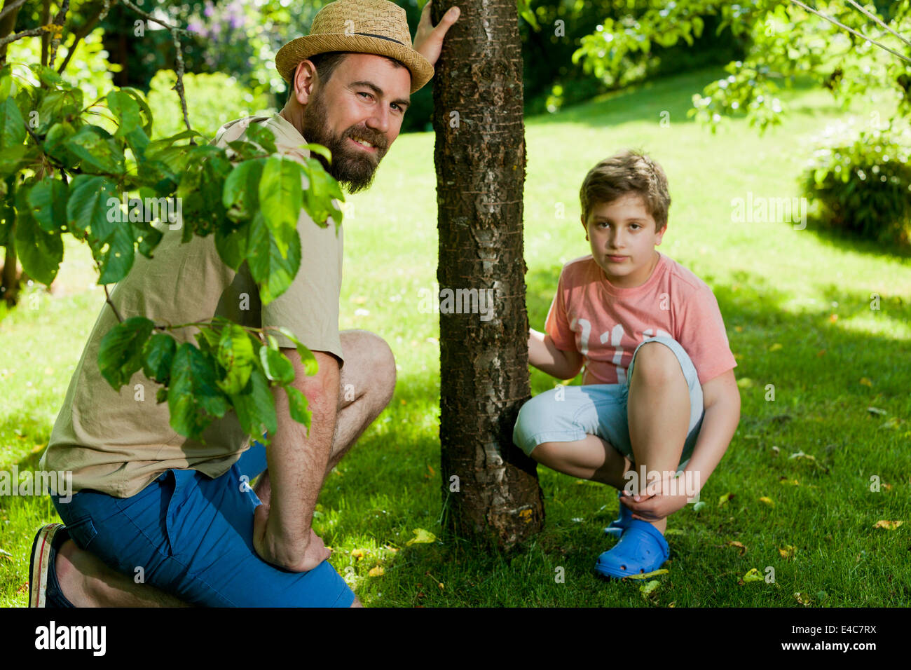 Vater und Sohn im Garten, München, Bayern, Deutschland Stockfoto