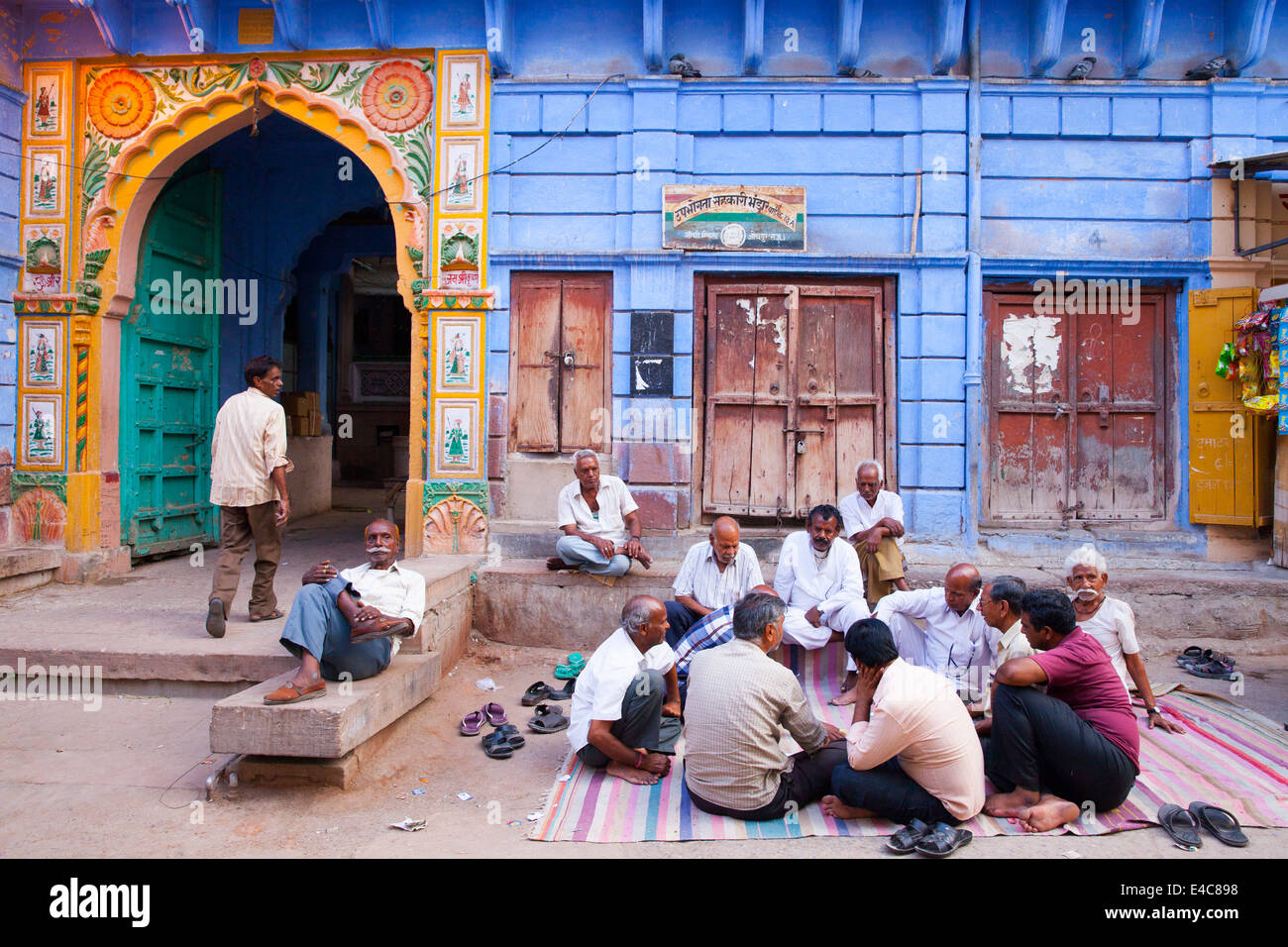 Männer spielen Karten in der Straße, Jodhpur, Rajasthan, Indien Stockfoto
