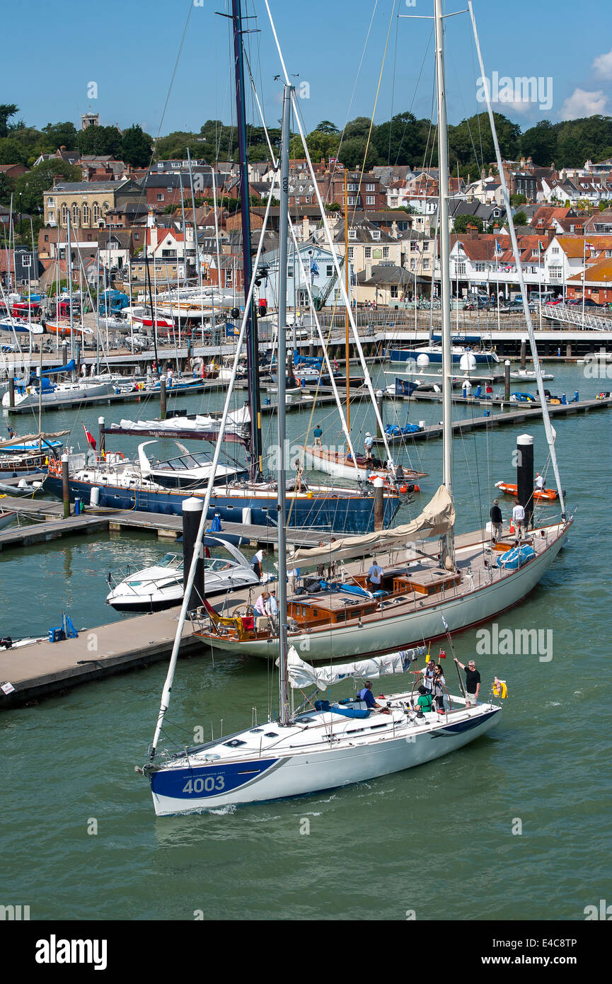 Schöne Aussicht auf Yachten in der Marina in Cowes auf der Isle Of Wight, England. Stockfoto