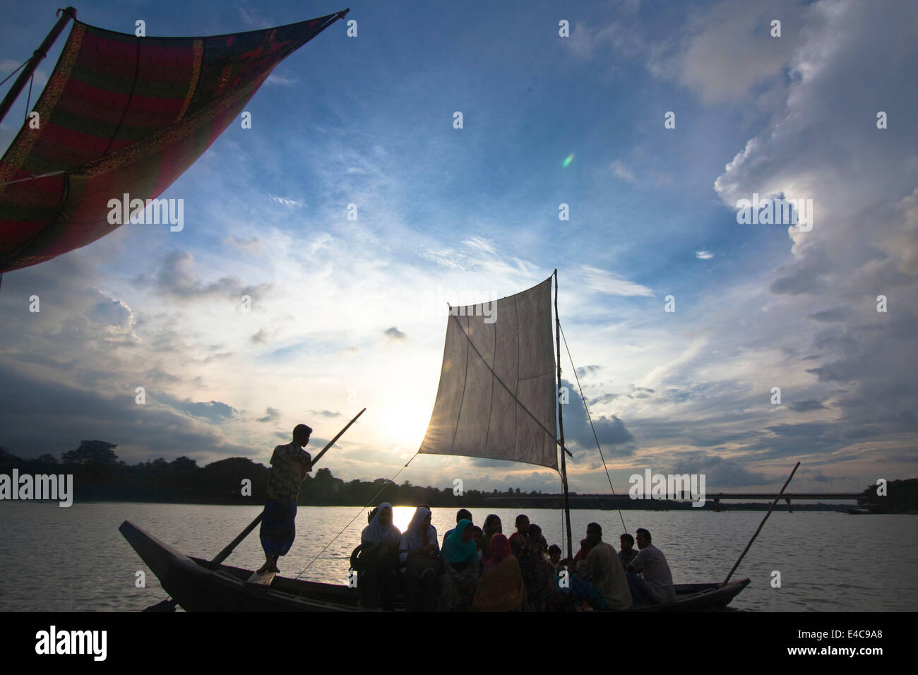 Segelboot in Bangladesch, Asien, Bambus, Grove, Banane, Baum, Bangladesch, Boot, Cloud, Farbe, Bild, Community, Tag, Entwicklungsländer, Länder Stockfoto