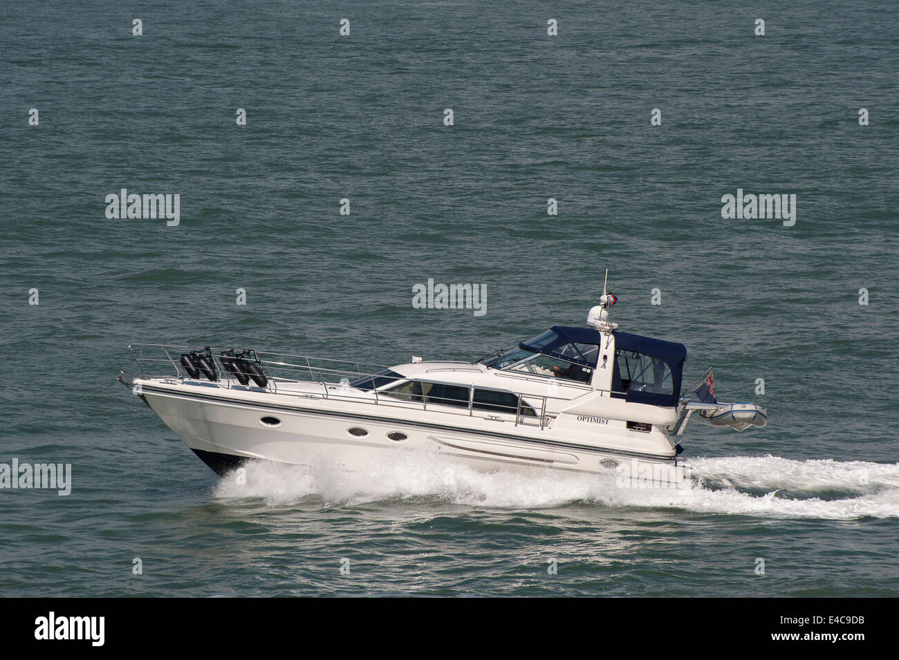 Boot durch das Wasser vor der Küste der Isle Of Wight, England zu beschleunigen. Stockfoto