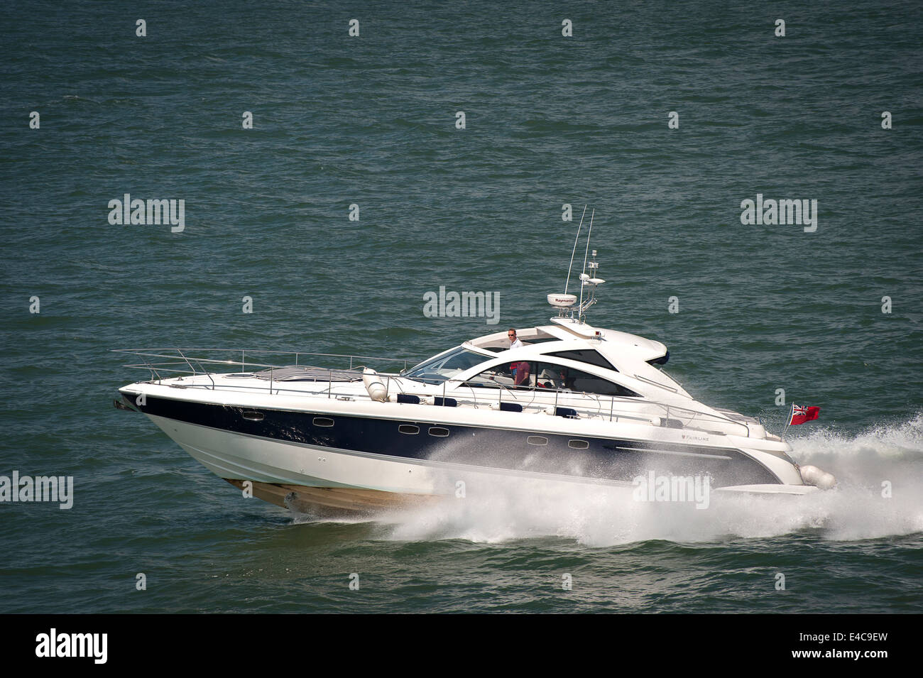 Boot durch das Wasser vor der Küste der Isle Of Wight, England zu beschleunigen. Stockfoto