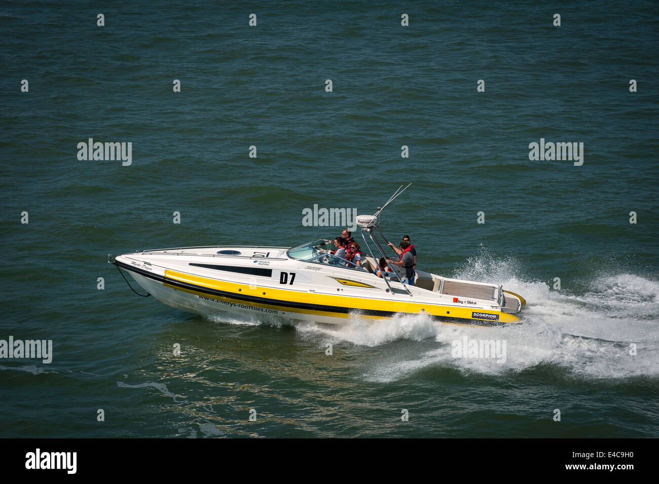 Speed-Boot durch das Wasser vor der Küste der Isle Of Wight, England zu beschleunigen. Stockfoto