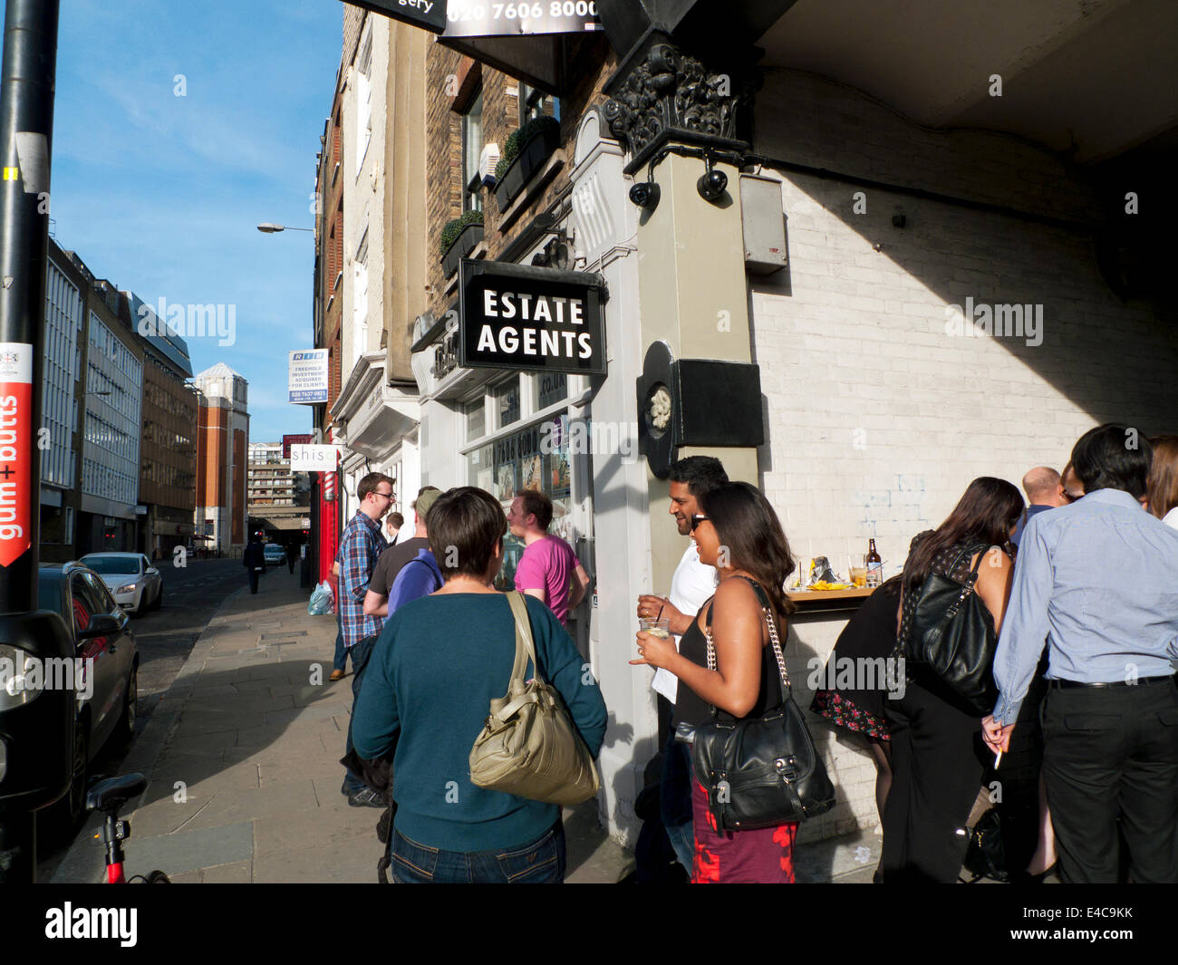 Menschen, die trinken unterzeichnen am Freitag Abend nach der Arbeit auf der Straße sprechen Immobilienmakler Smithfield London EC2, UK KATHY DEWITT Stockfoto