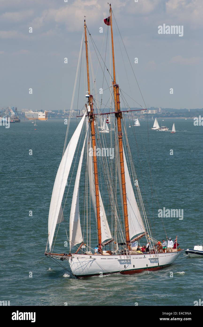 Großen Yacht Segeln vor der Küste der Isle Of Wight, England. Stockfoto
