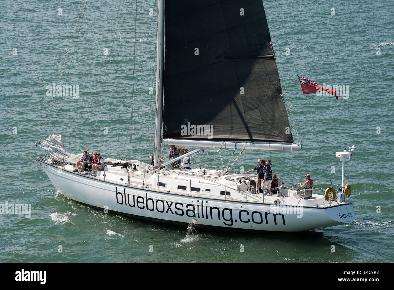 Großen Yacht Segeln vor der Küste der Isle Of Wight, England. Stockfoto
