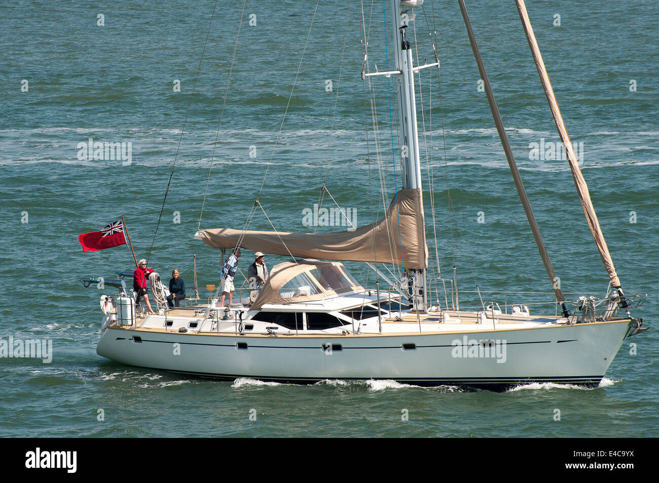 Großen Yacht Segeln vor der Küste der Isle Of Wight, England. Stockfoto