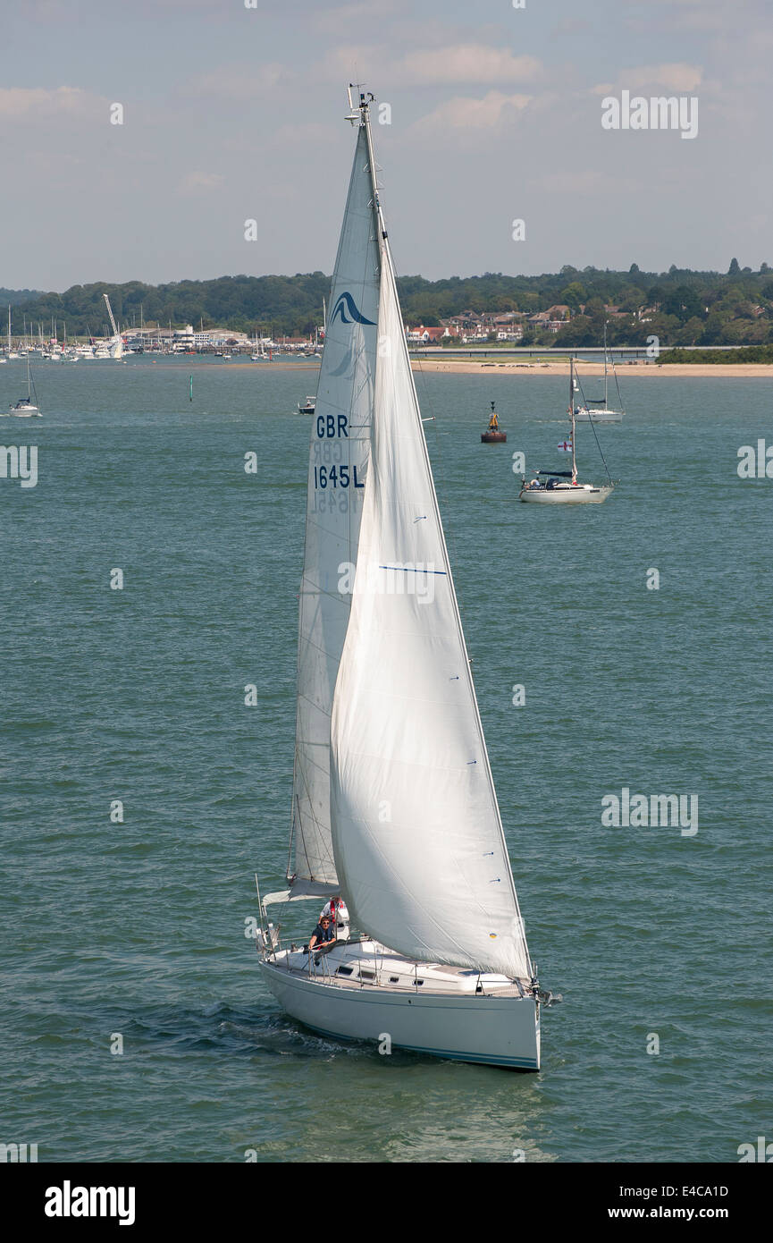 Yacht segeln vor der Küste der Isle Of Wight, England. Stockfoto