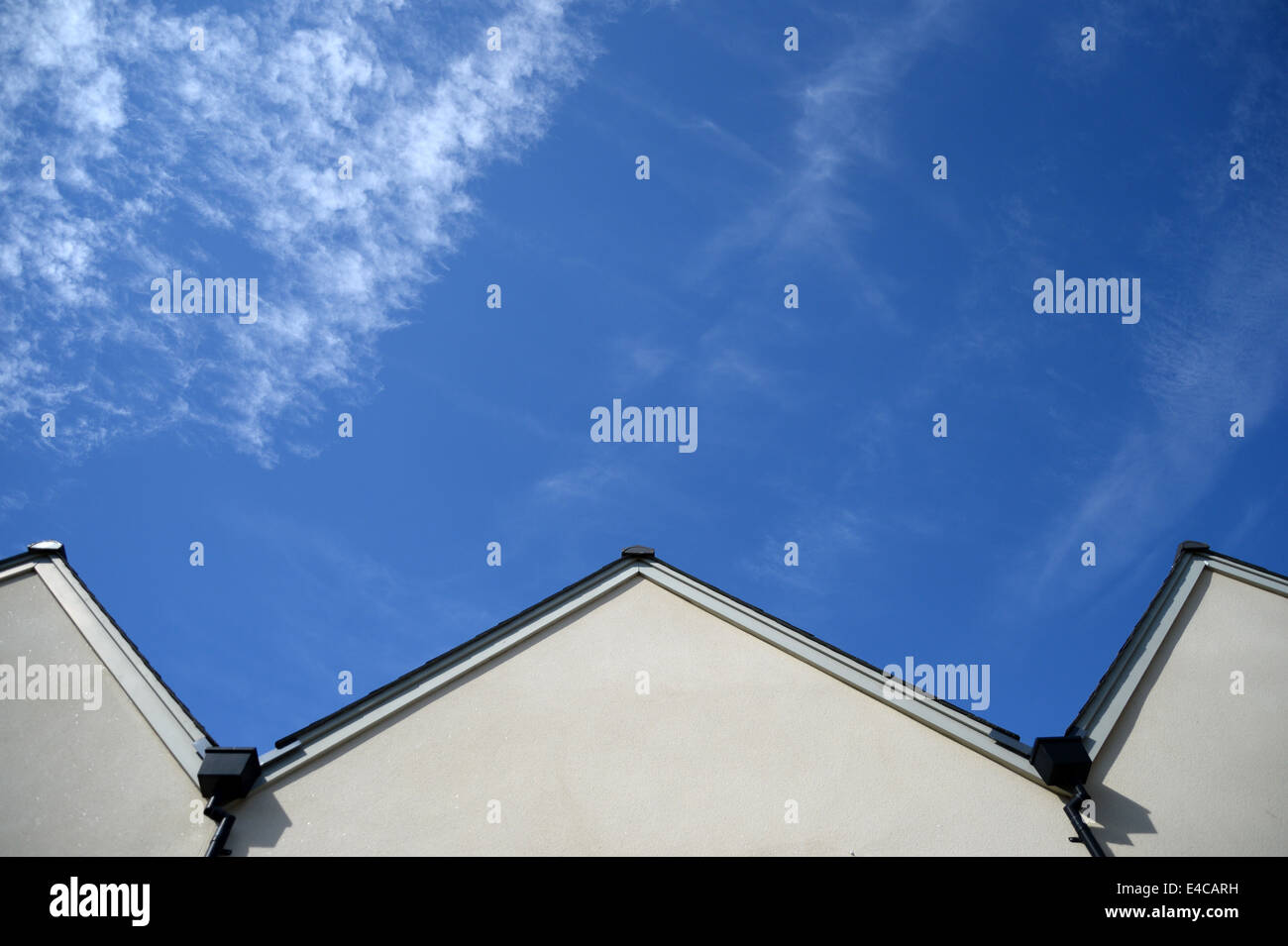 Blues Himmel über neue bauen Häuser Dächer. Stockfoto