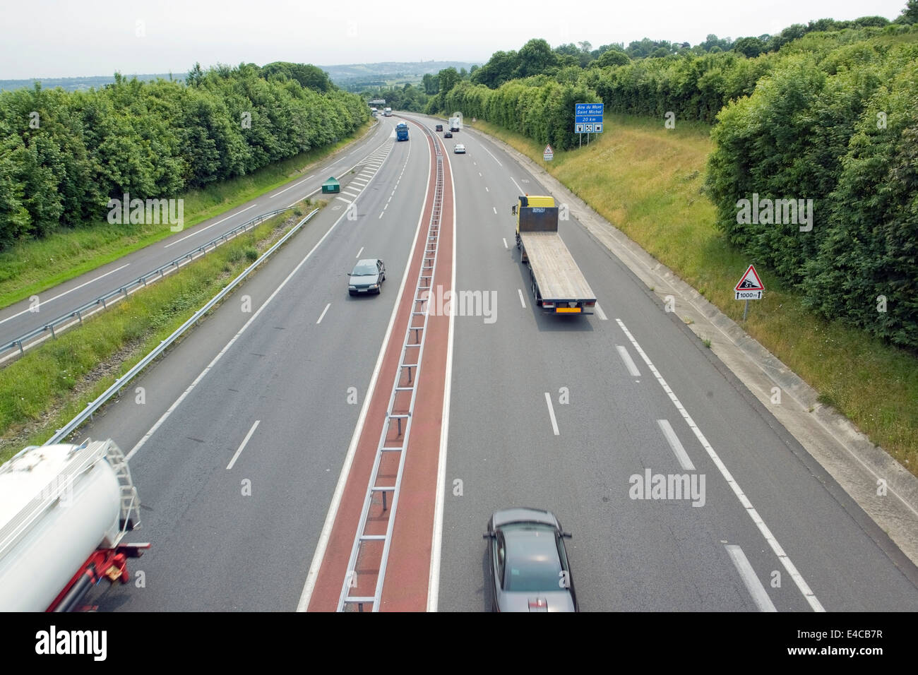 Straße Landschaft auf einer Autobahn in Frankreich im Sommer Stockfoto