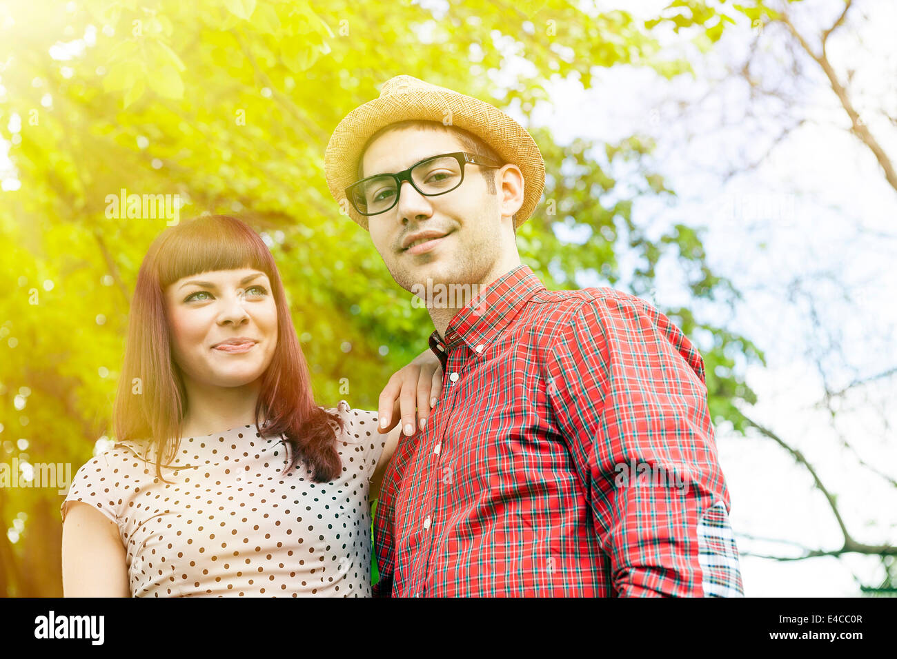Porträt des jungen Paares Partnersuche in Park, Osijek, Kroatien Stockfoto