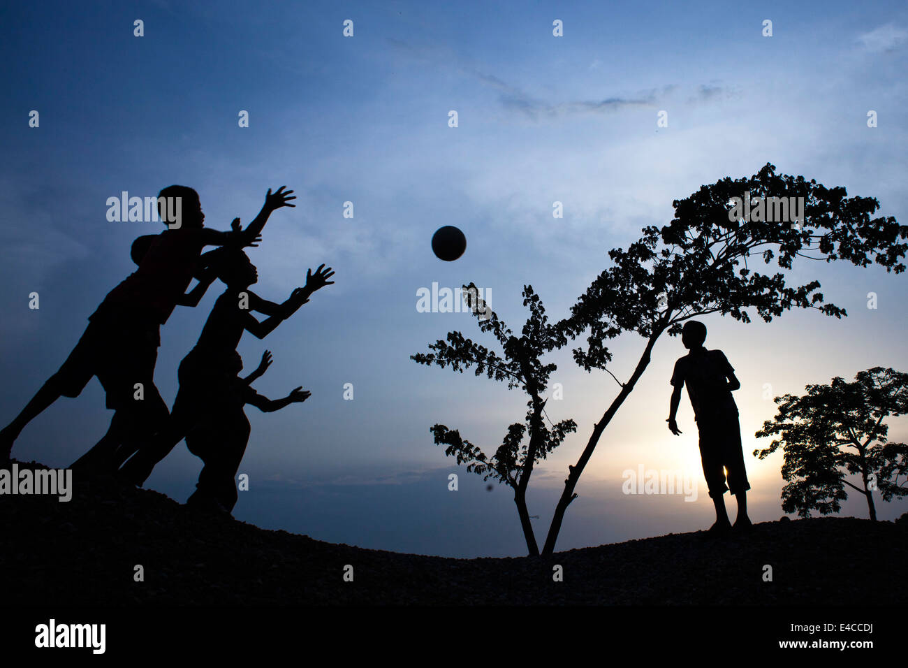 Kinder spielen Fußball während des Sonnenuntergangs, Asien, Bangladesch, junge, Kind, Farbe, Bild, Land, Entwicklungsländer, Länder, Unterhaltung, Spaß Stockfoto