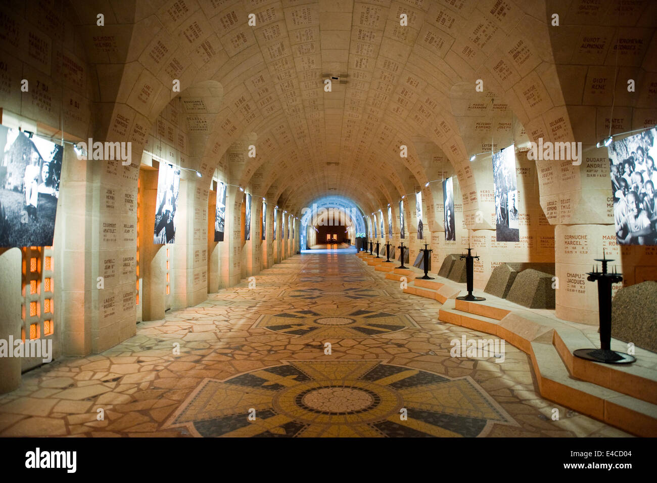 Im Inneren der Douaumont ist Beinhaus aus dem Jahr 1932 ein Denkmal mit den sterblichen Überresten des in der Schlacht von Verdun Gefallenen Soldaten Stockfoto