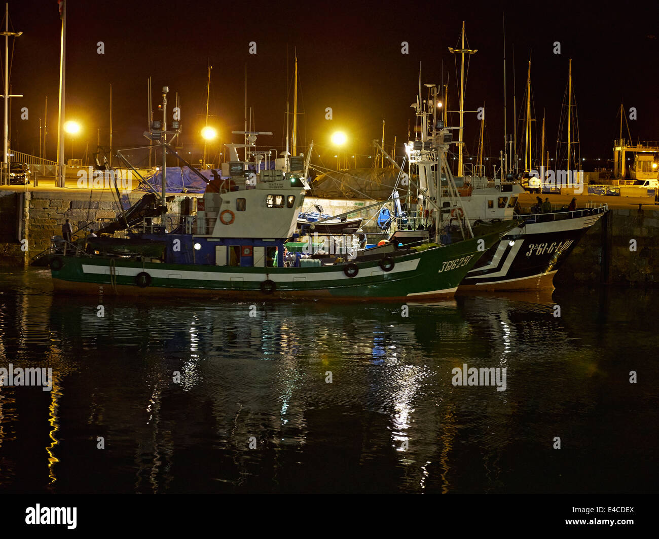 Getaria, Gipuzkoa, Baskisches Land, Spanien. Die geschäftigen kommerziellen Fischerhafen. Fischereifahrzeuge vorbereiten, Hafen in der Nacht zu verlassen. Stockfoto