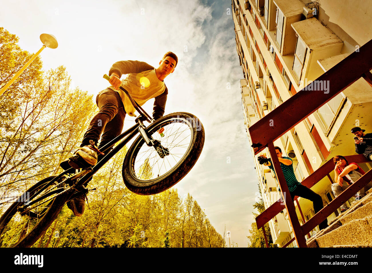 BMX-Biker bei einem Stunt über ein Geländer Stockfoto