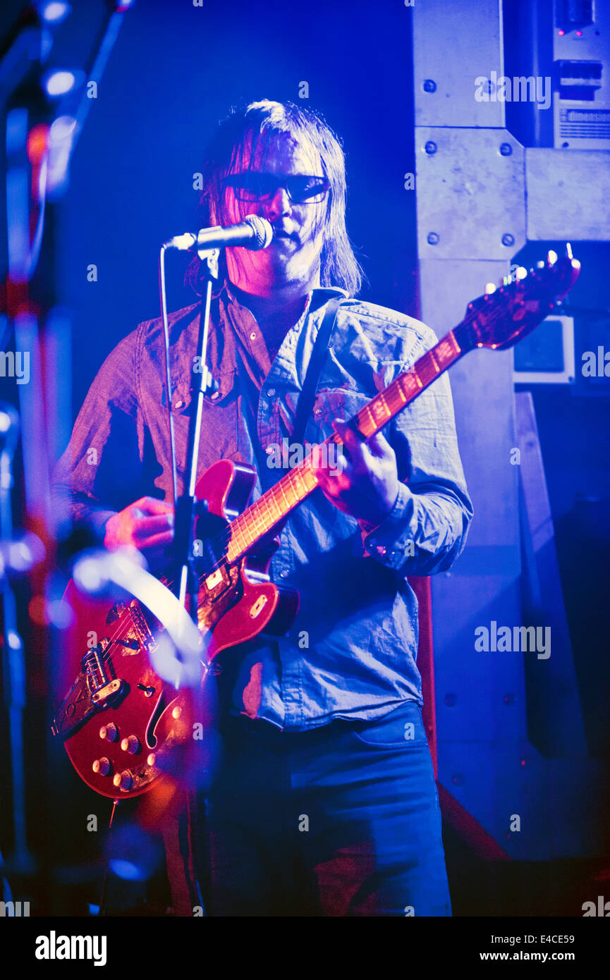 Birmingham, Vereinigtes Königreich. 7. Juli 2014. US-alternative-Rock-Band The Brian Jonestown Massacre The O2 Academy, Birmingham, UK, 7. Juli 2014. Band-Leader und Gitarristen Anton Newcombe. Stockfoto