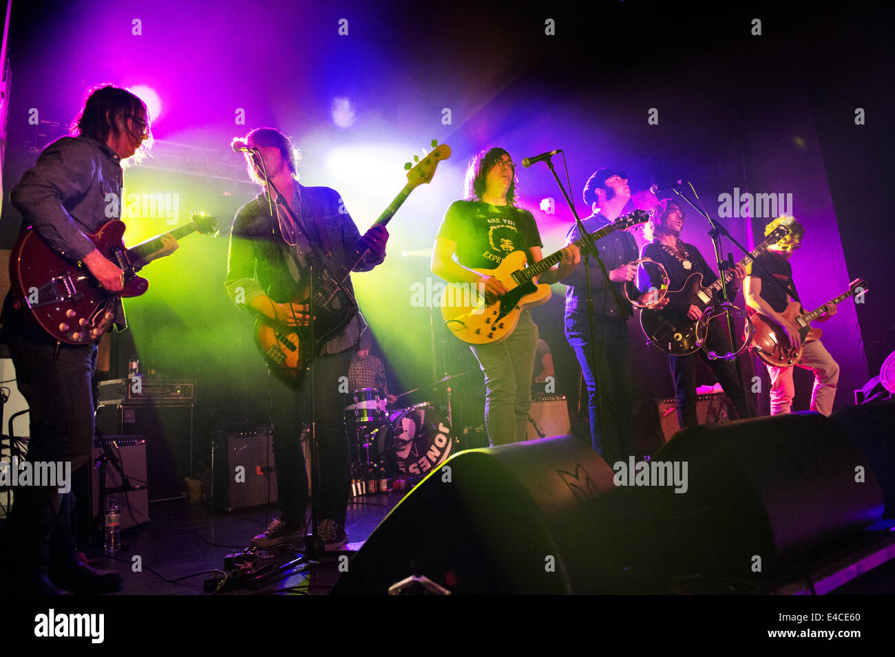 Birmingham, Großbritannien. 7. Juli 2014. US Alternative Rock Band The Brian Jonestown Massaker in der O2 Academy Birmingham, Großbritannien, 7. Juli 2014. Bandleader Anton Newcombe (Links) Sänger Joel Gion (4. von links). Stockfoto