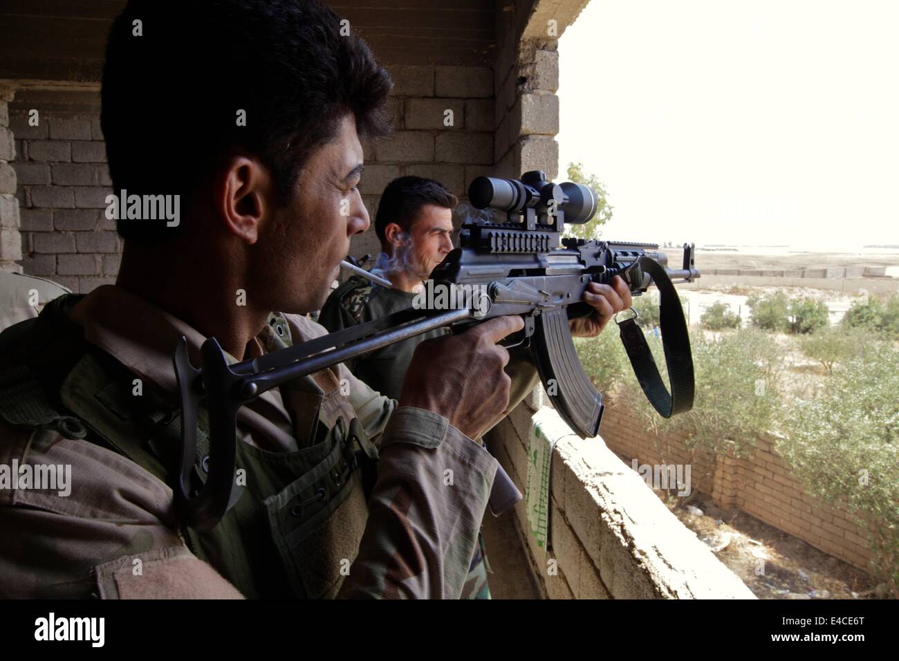 Peshmerga Scharfschützen eingerichtet in einem unfertigen Mehrfamilienhaus als kämpfen Breaks out incase einen Gegenangriff von ISIS Positionen innerhalb der Stadt von Mosul, Irak. Die Angriffe wurden von ISIS fortgesetzt und die Peshmerga gibt es nur reagieren. Es gibt Aufträge neu beanspruchte Territorium verteidigen und schützen die Zivilisten in der Gegend. © Omar Alkalouti/Pacific Press/Alamy Live-Nachrichten Stockfoto