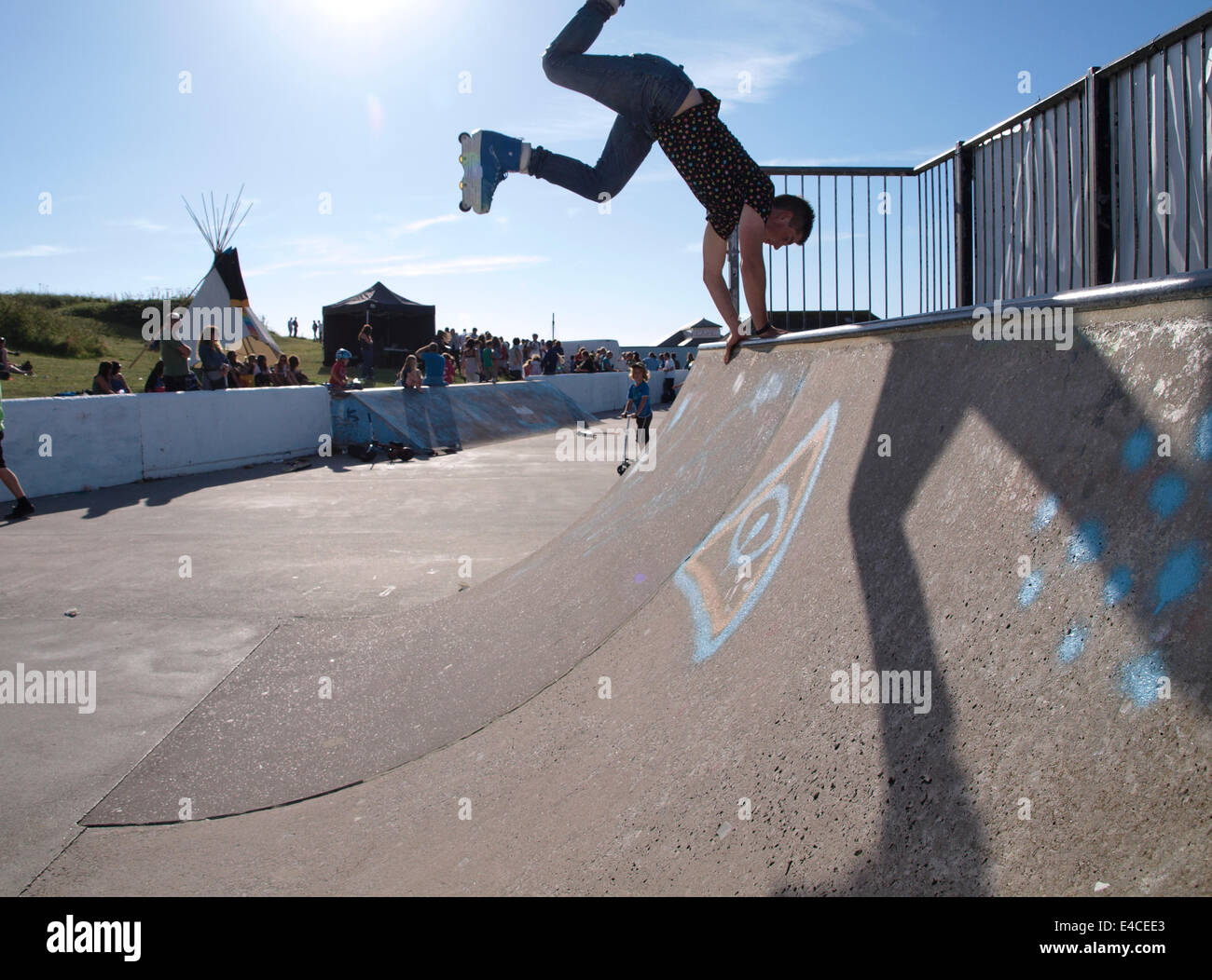 Teenager mit Inline-Skates auf einer Half-Pipe Bude Skatepark, Cornwall, UK  Stockfotografie - Alamy