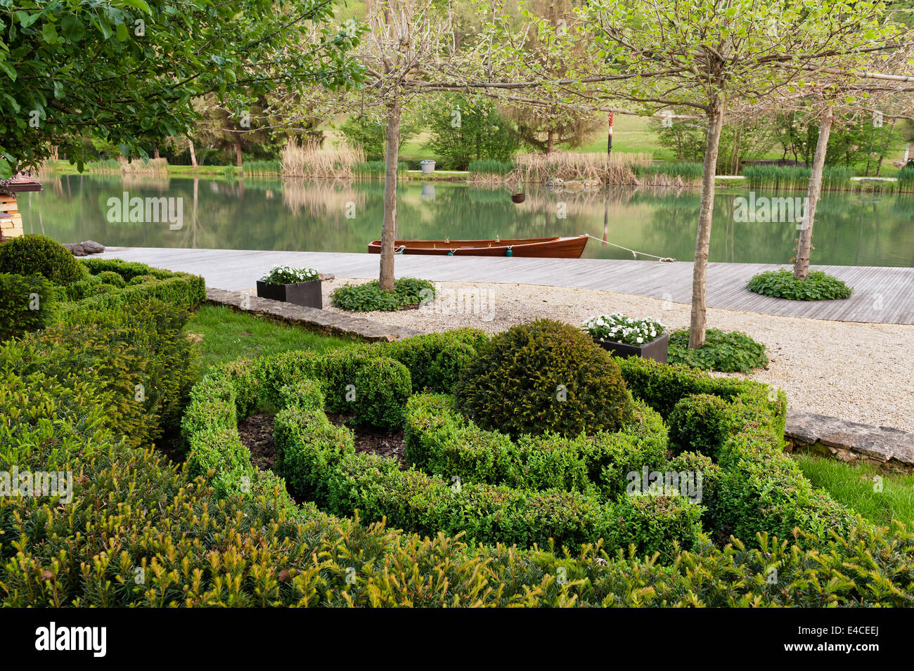 Box, Eibe und Liguster sind an einem Hang ber eine Terrasse am See  gepflanzt Stockfotografie - Alamy