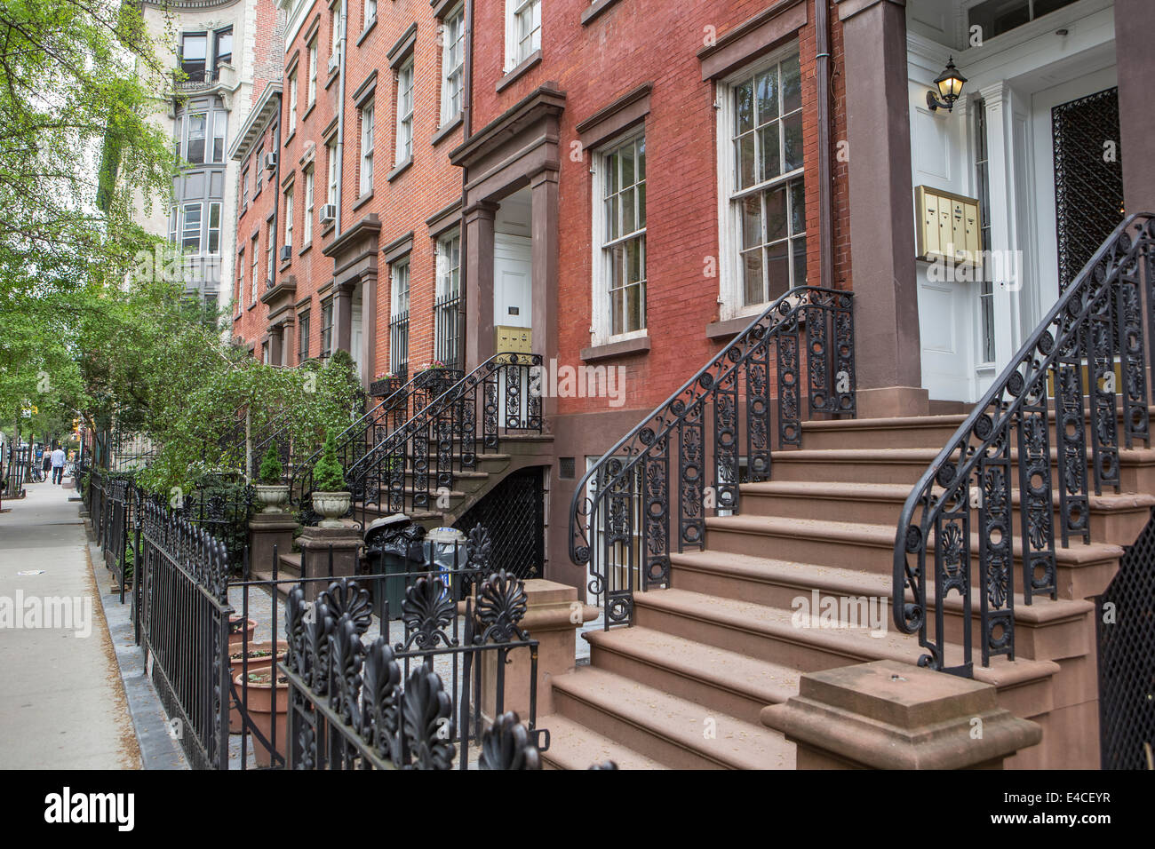 Ein Mann geht im Stadtteil Chelsea von New Yorker Stadtteil Manhattan, NY Stockfoto