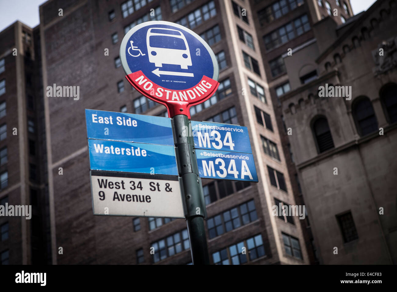 Abgebildet ist eine MTA Busstation mit Service für die Buslinien M34 und M34A im New Yorker Stadtteil Manhattan, NY Stockfoto