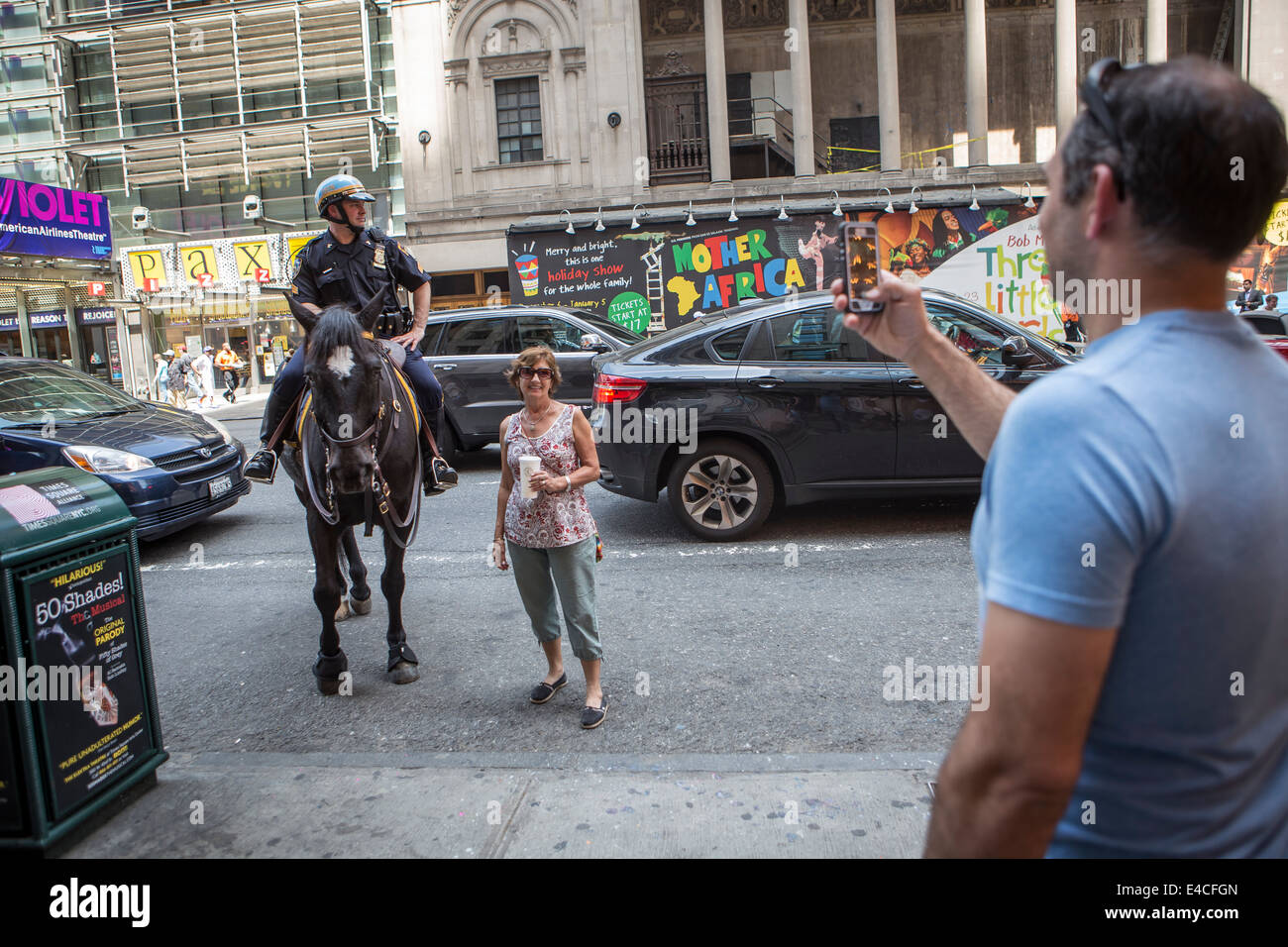 Eine Frau haben ihr Bild von einem NYPD berittene Einheit im New Yorker Stadtteil Manhattan, NY Stockfoto