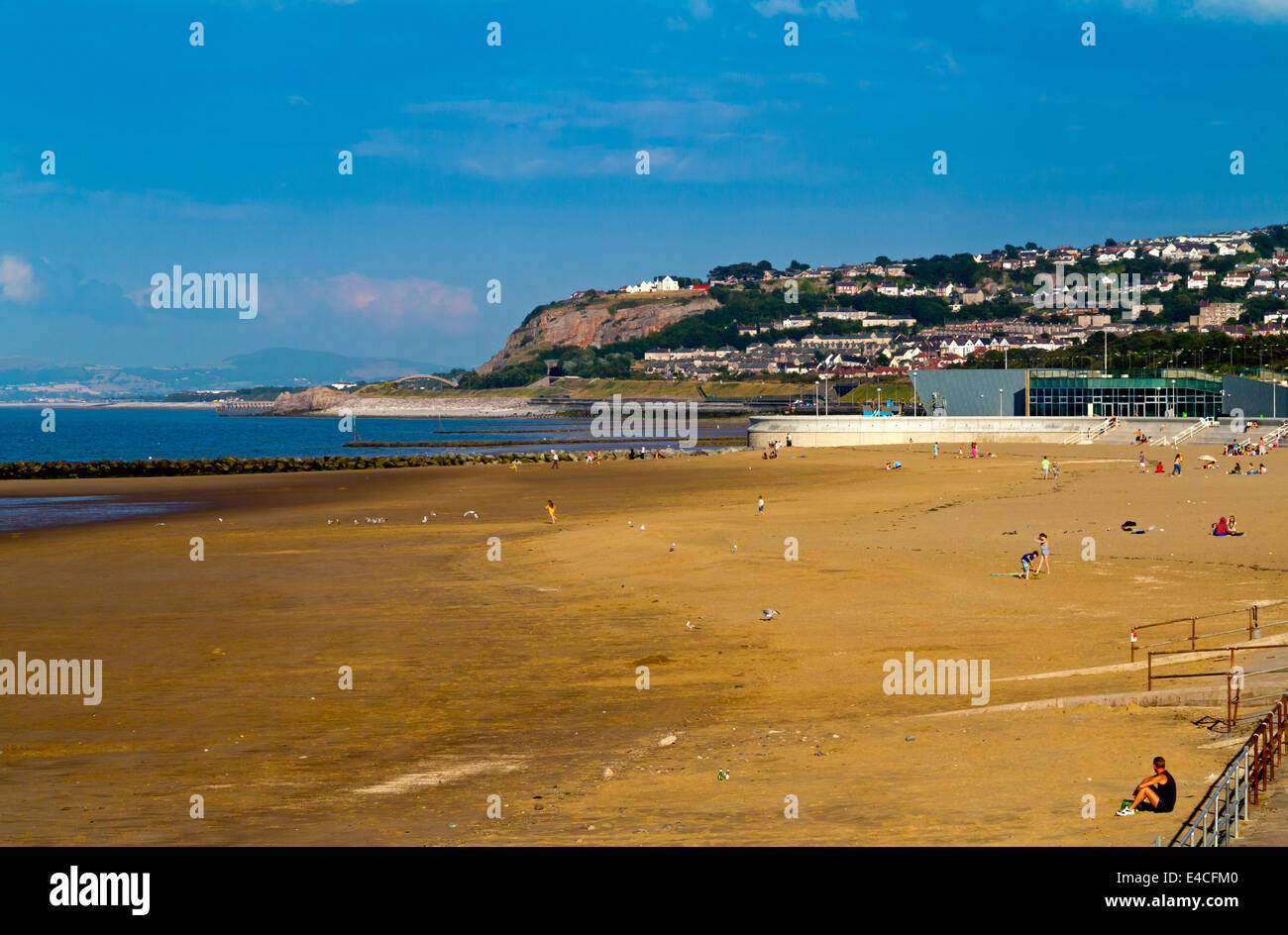 Der Strand und die Küste in Colwyn Bay ein traditioneller Badeort in Conwy auf der Küste von Nordwales UK Stockfoto