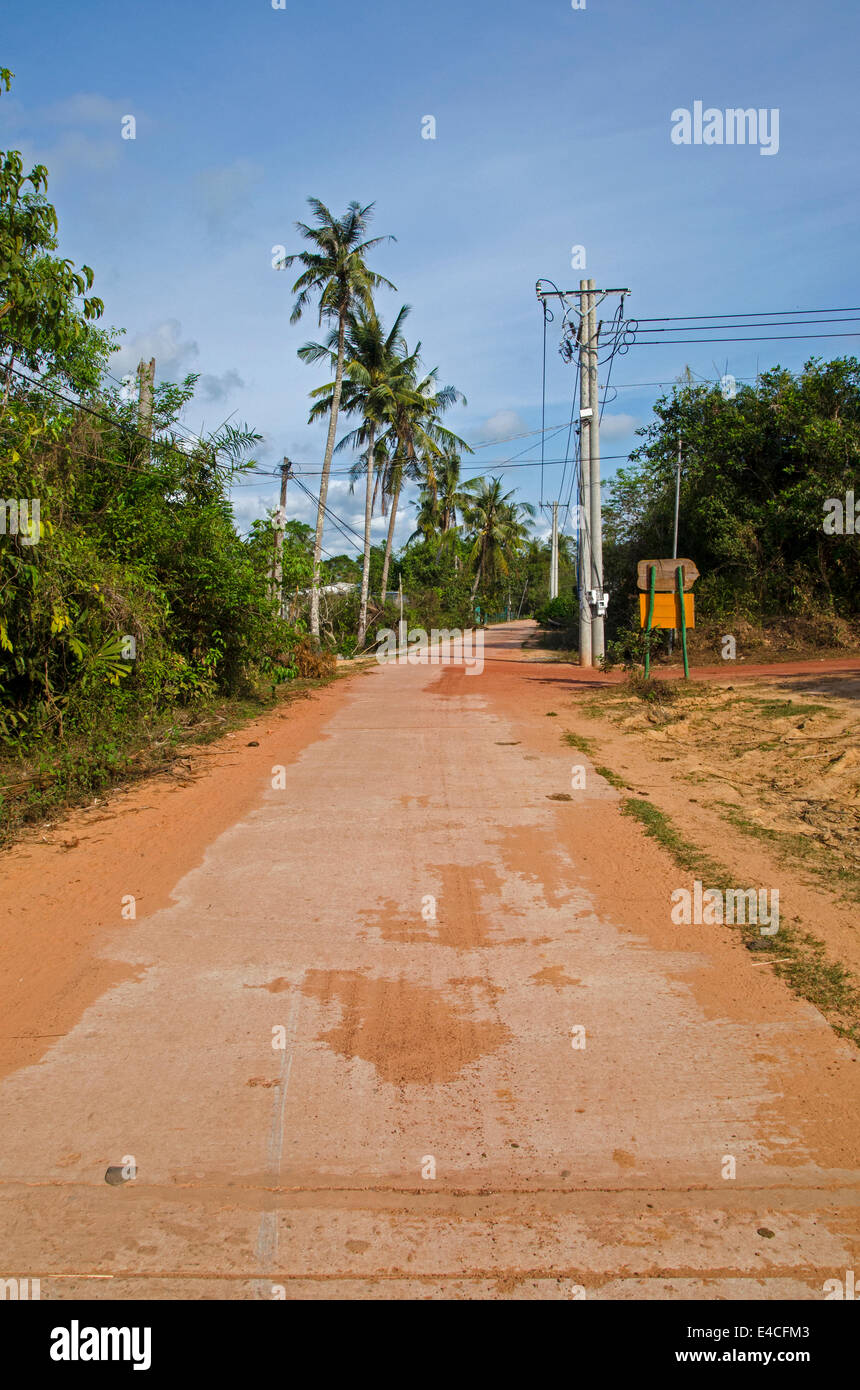 Roter Feldweg in der Nähe von Ong Lang Beach, Insel Phu Quoc, Vietnam Stockfoto