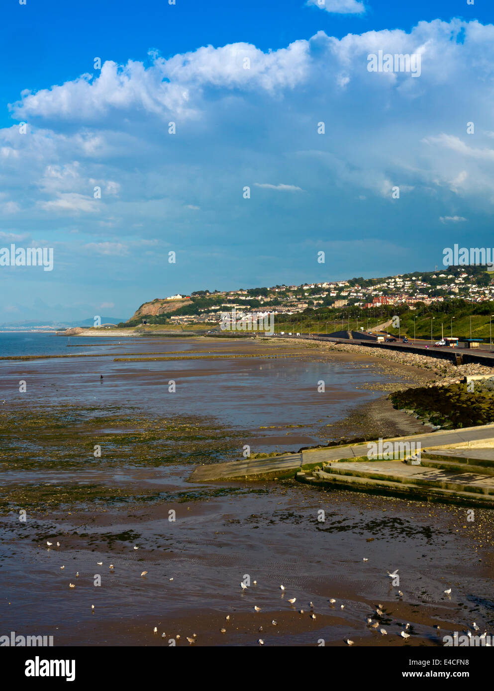 Der Strand und die Küste in Colwyn Bay ein traditioneller Badeort in Conwy auf der Küste von Nordwales UK Stockfoto