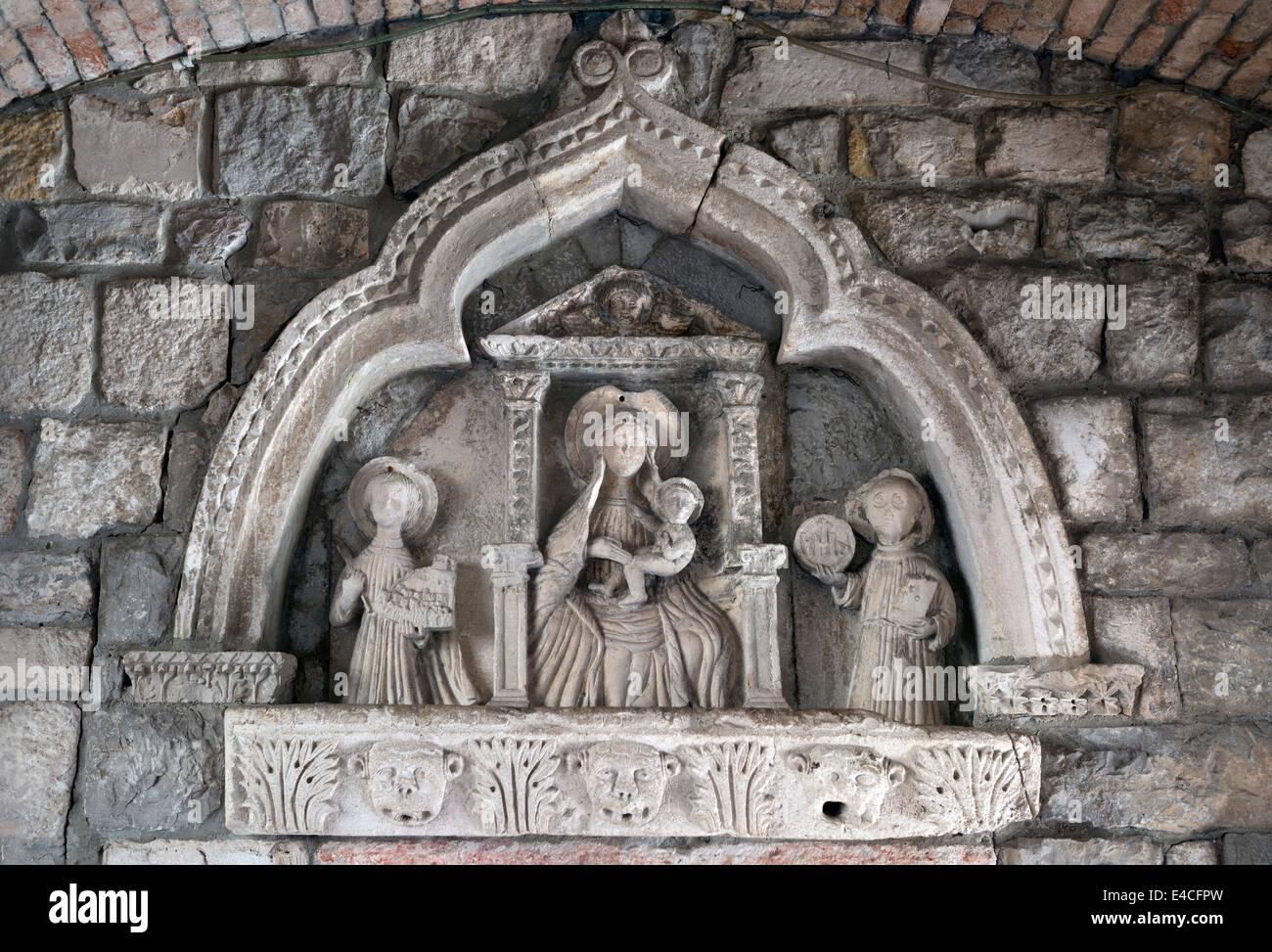 Alto-Relief an der Wand Torbogen Haupttor in der Altstadt von Kotor, Montenegro. Stockfoto