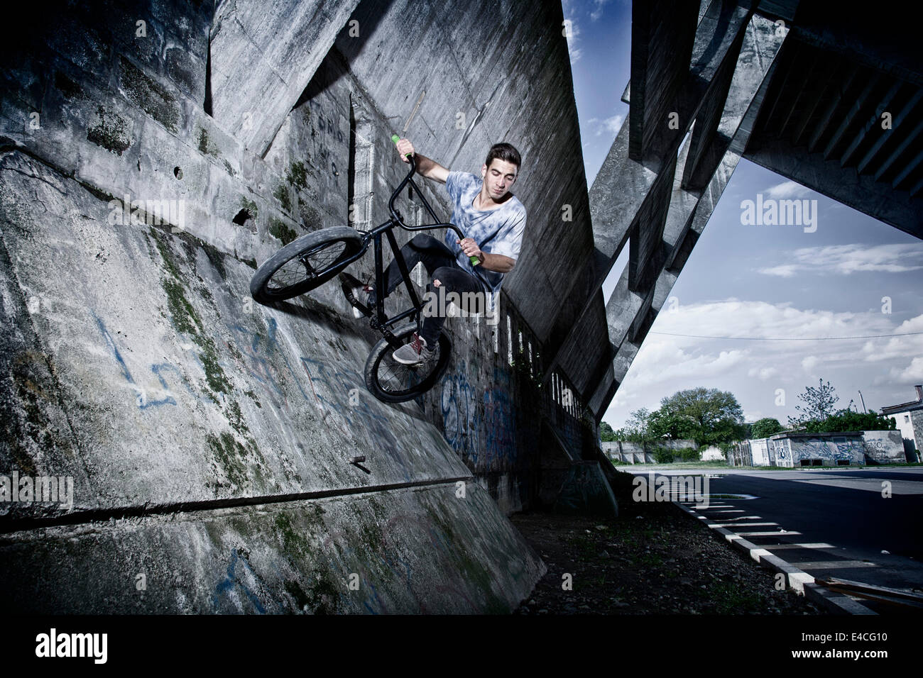 BMX-Biker, die Durchführung eines Stunt auf einer Brücke Stockfoto