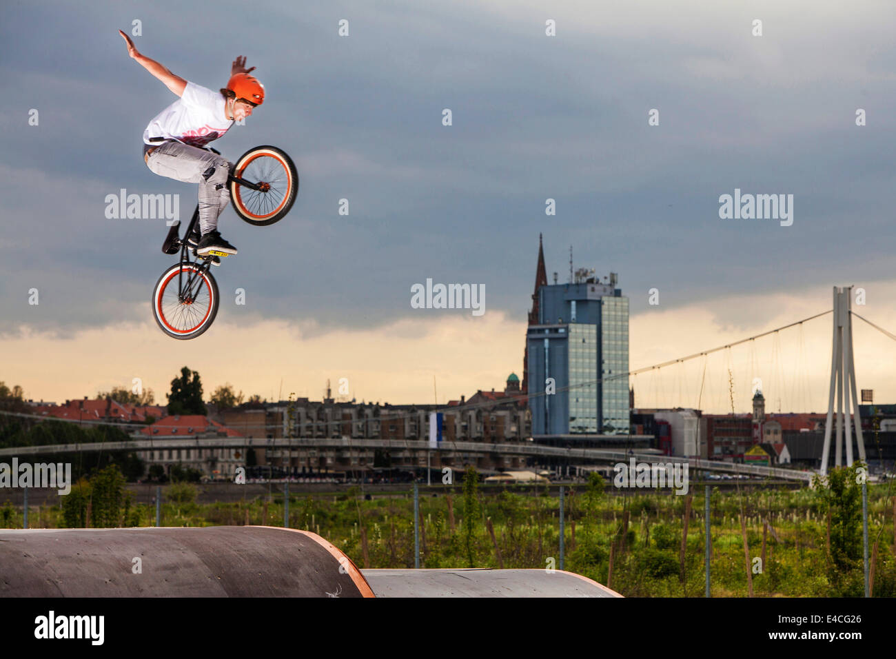 BMX-Biker, die Durchführung eines Stunt gegen Skyline der Stadt Osijek, Kroatien Stockfoto