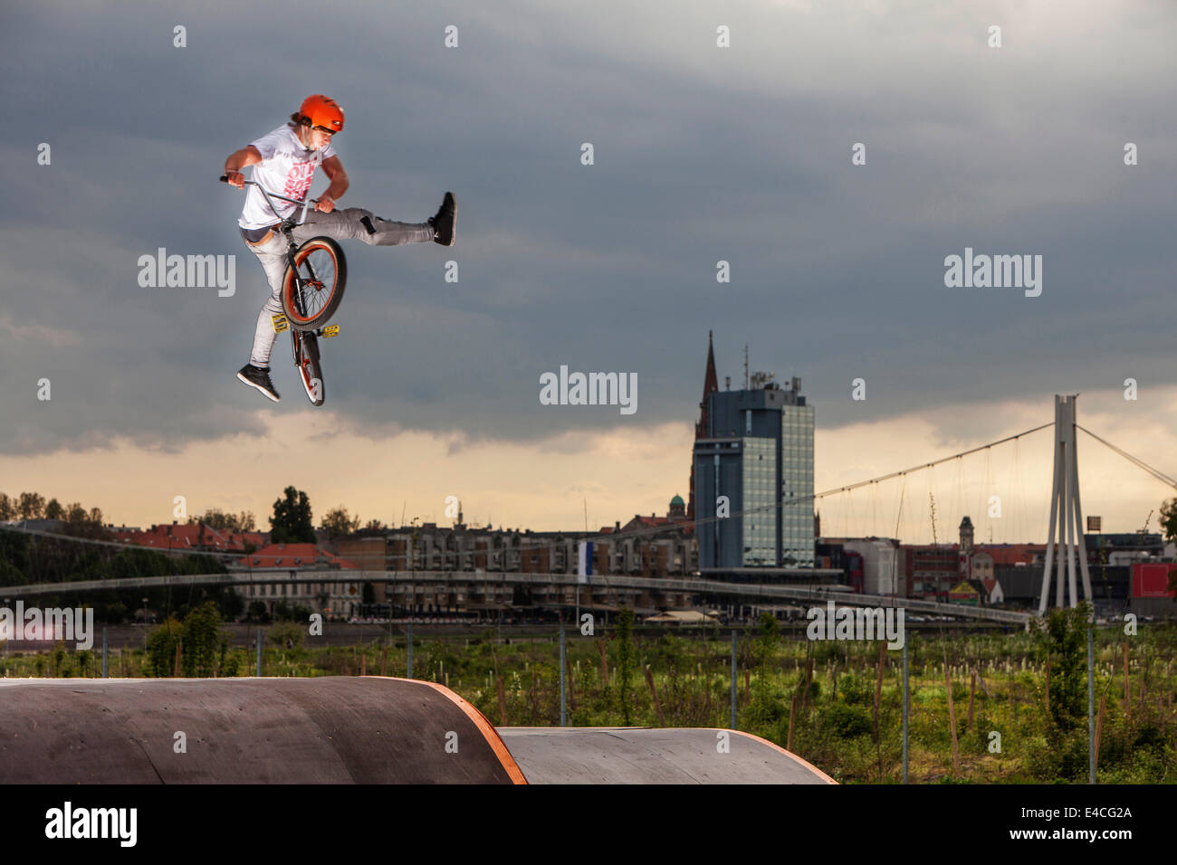 BMX-Biker, die Durchführung eines Stunt gegen Skyline der Stadt Osijek, Kroatien Stockfoto