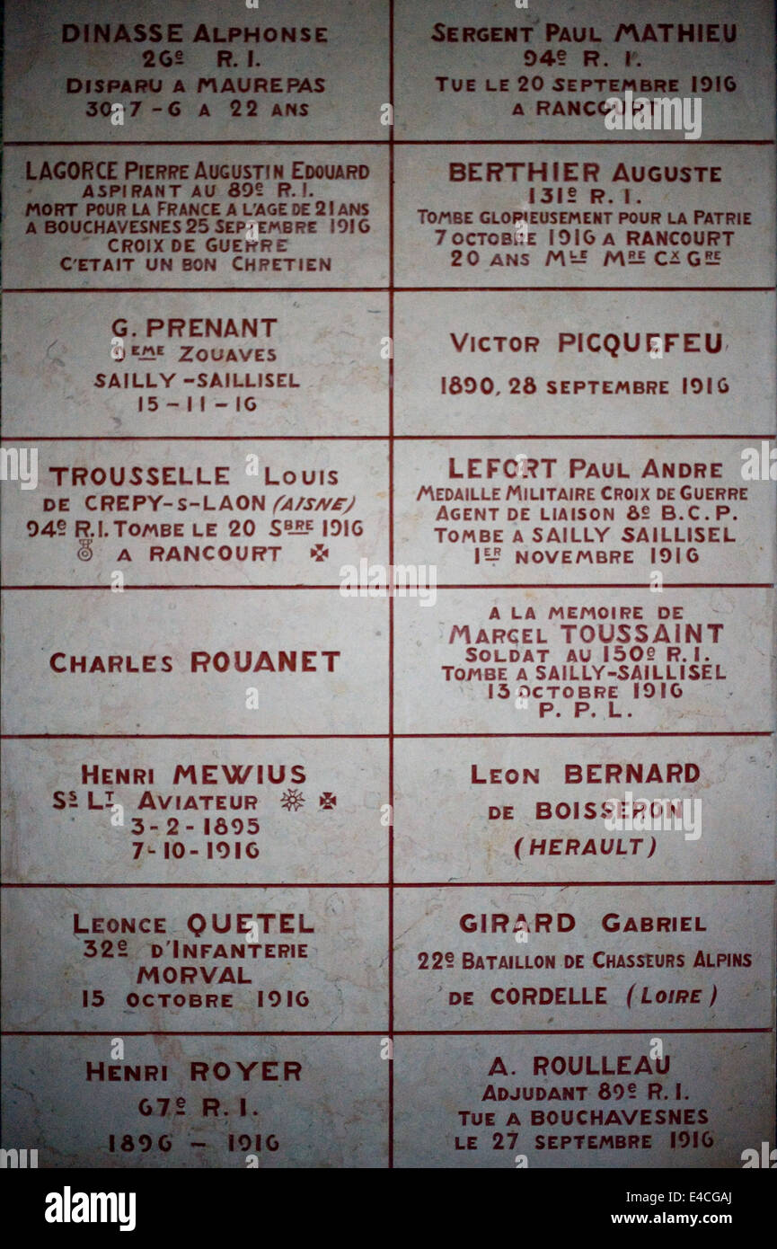 Wand-Gravuren mit den Namen der Toten in der Kapelle des Gedenkens (Chapelle des Souvenirs) in Rancourt, Picardie Stockfoto