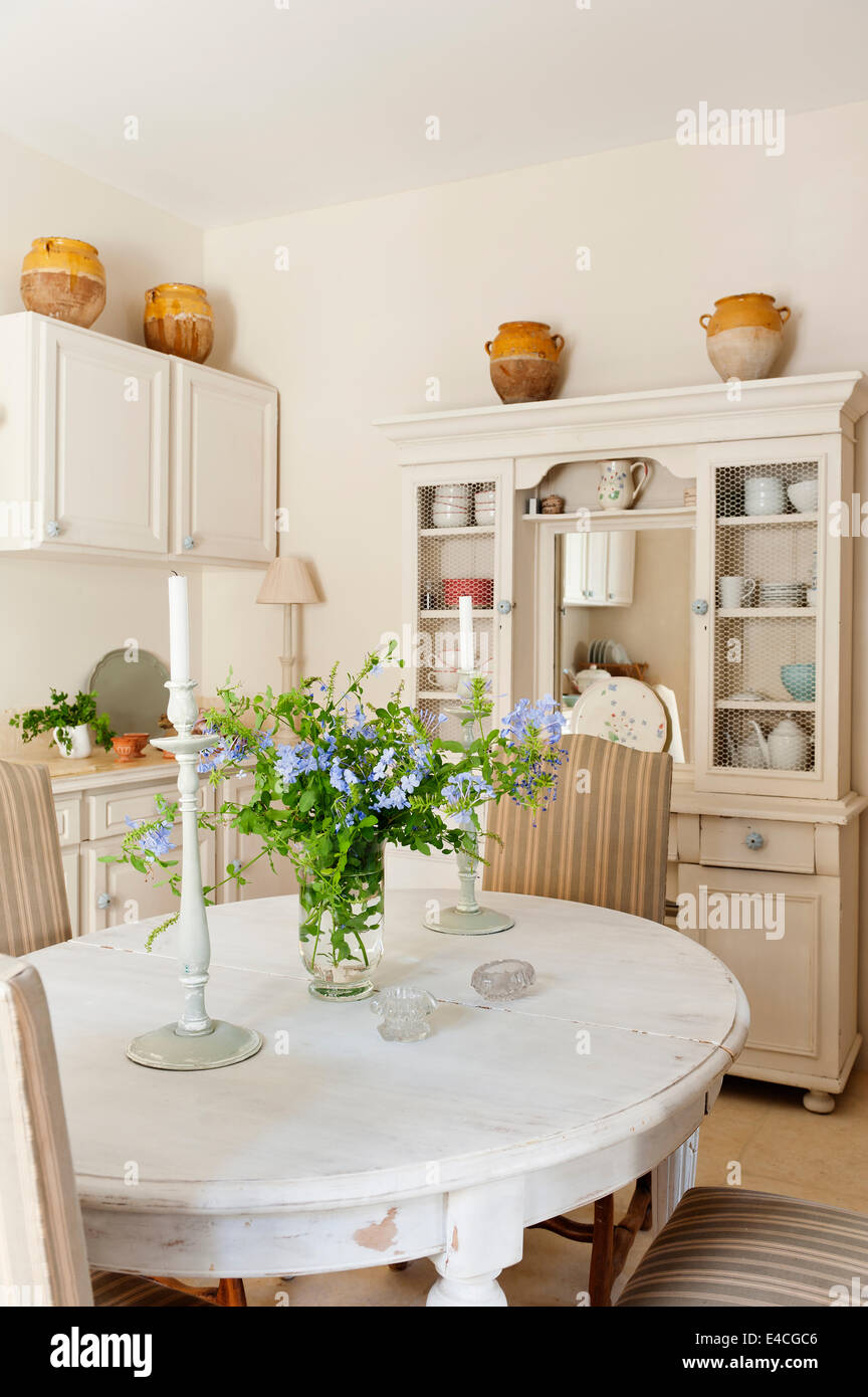 Distressed weißen Esstisch im provenzalischen Stil Bauernküche mit französische Kommode Stockfoto