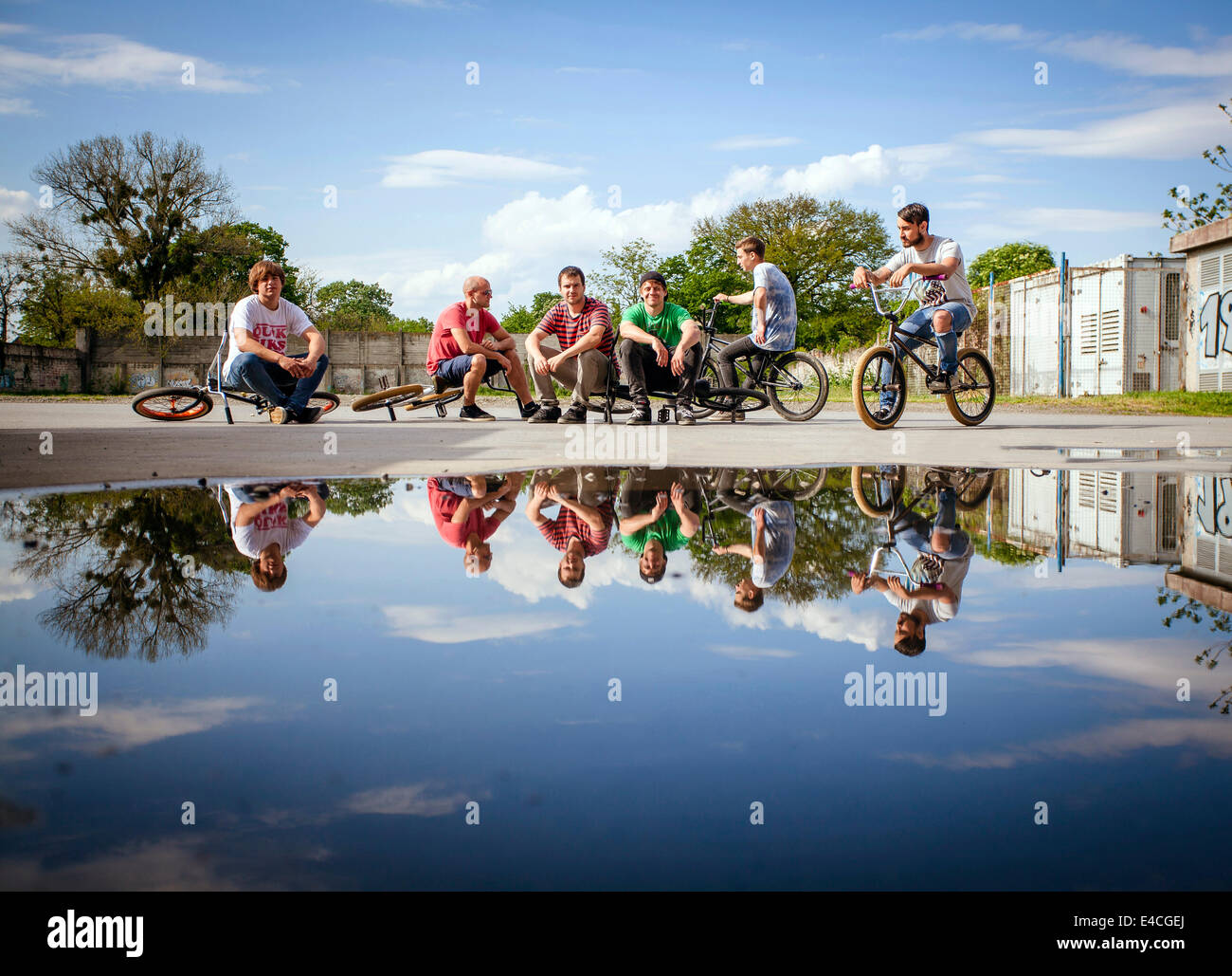 Gruppe junger Männer mit BMX-Räder, eine Pause von einem pool Stockfoto