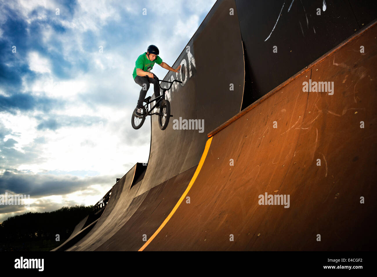 BMX-Biker einen Stunt auf ein Sport-Rampe durchführen Stockfoto