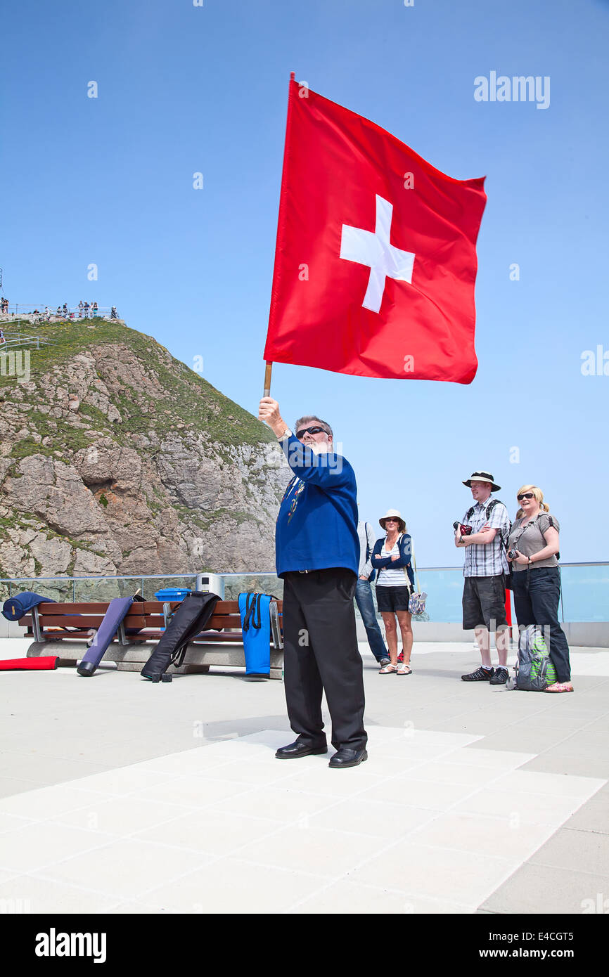 PILATUS - Juli 13: unbekannter Mann zeigt traditionelle Schweizer 'werfen' am 13. Juli 2013 Auf dem Gipfel des Pilatus, der Schweiz. Flagge twirling ist eine der ältesten Schweizer Sport. Stockfoto