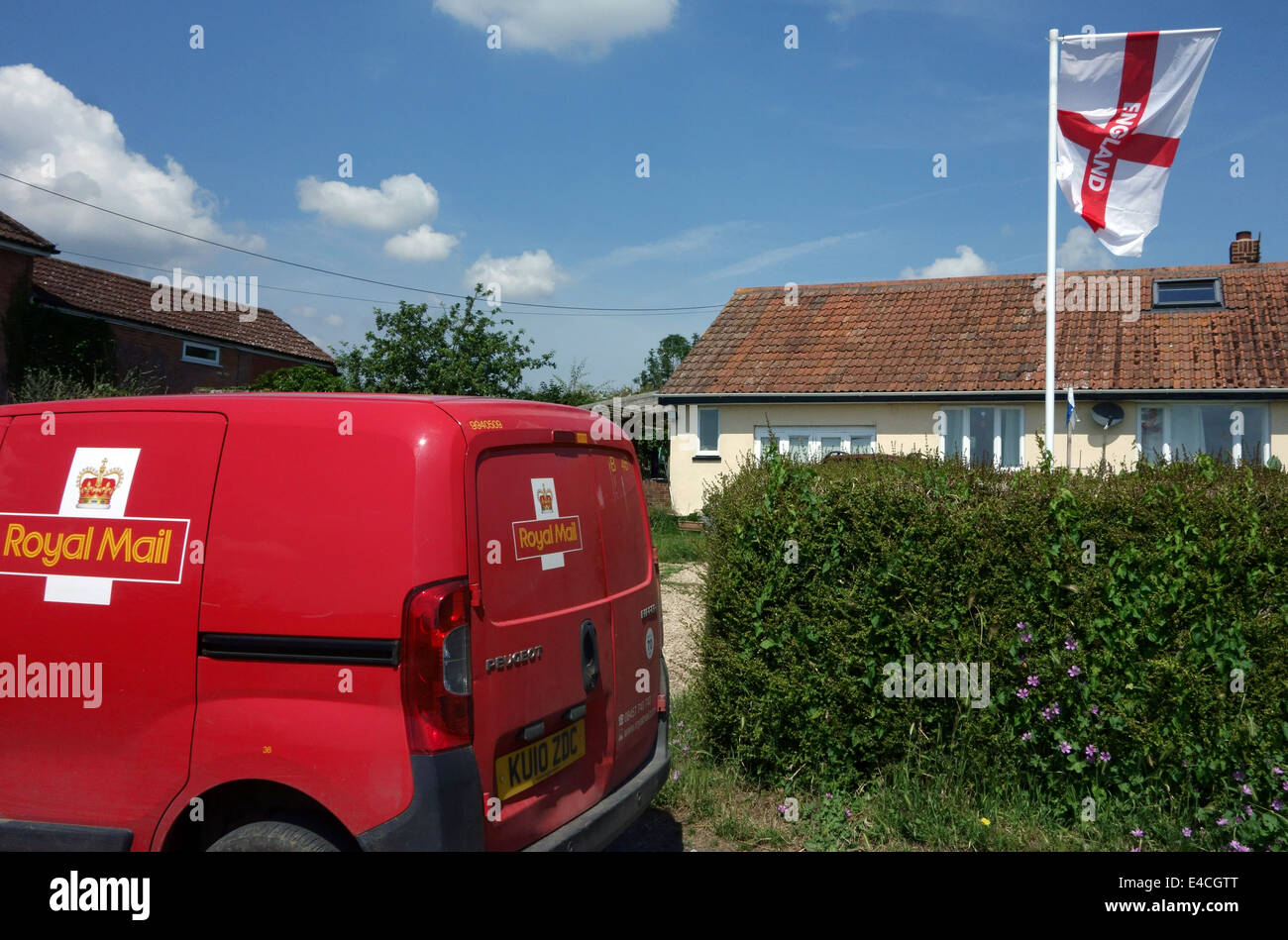 Royal Mail van vor Haus England Flagge, Somerset, England Stockfoto