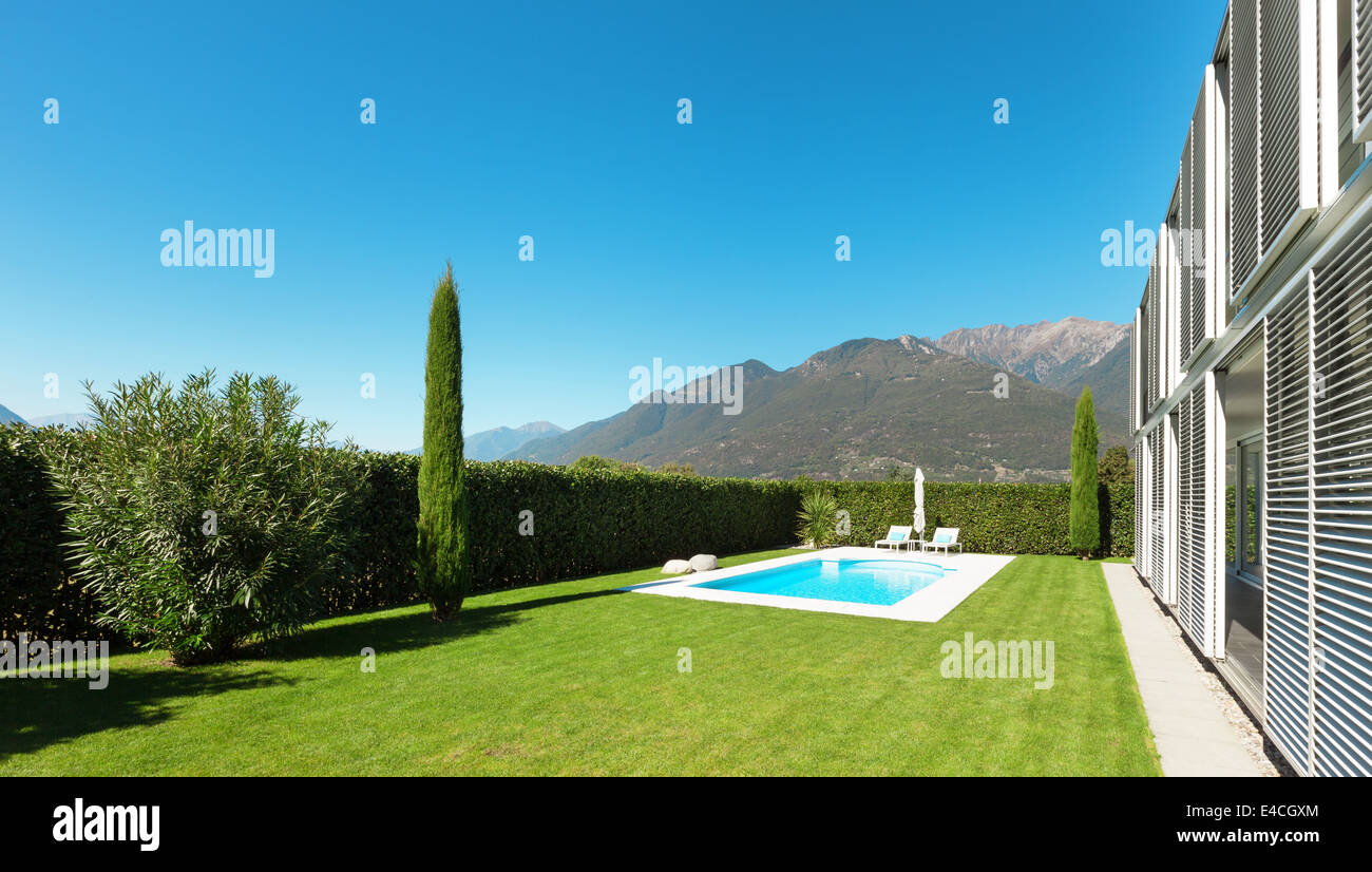 Moderne Villa mit Pool, Blick vom Garten Stockfoto