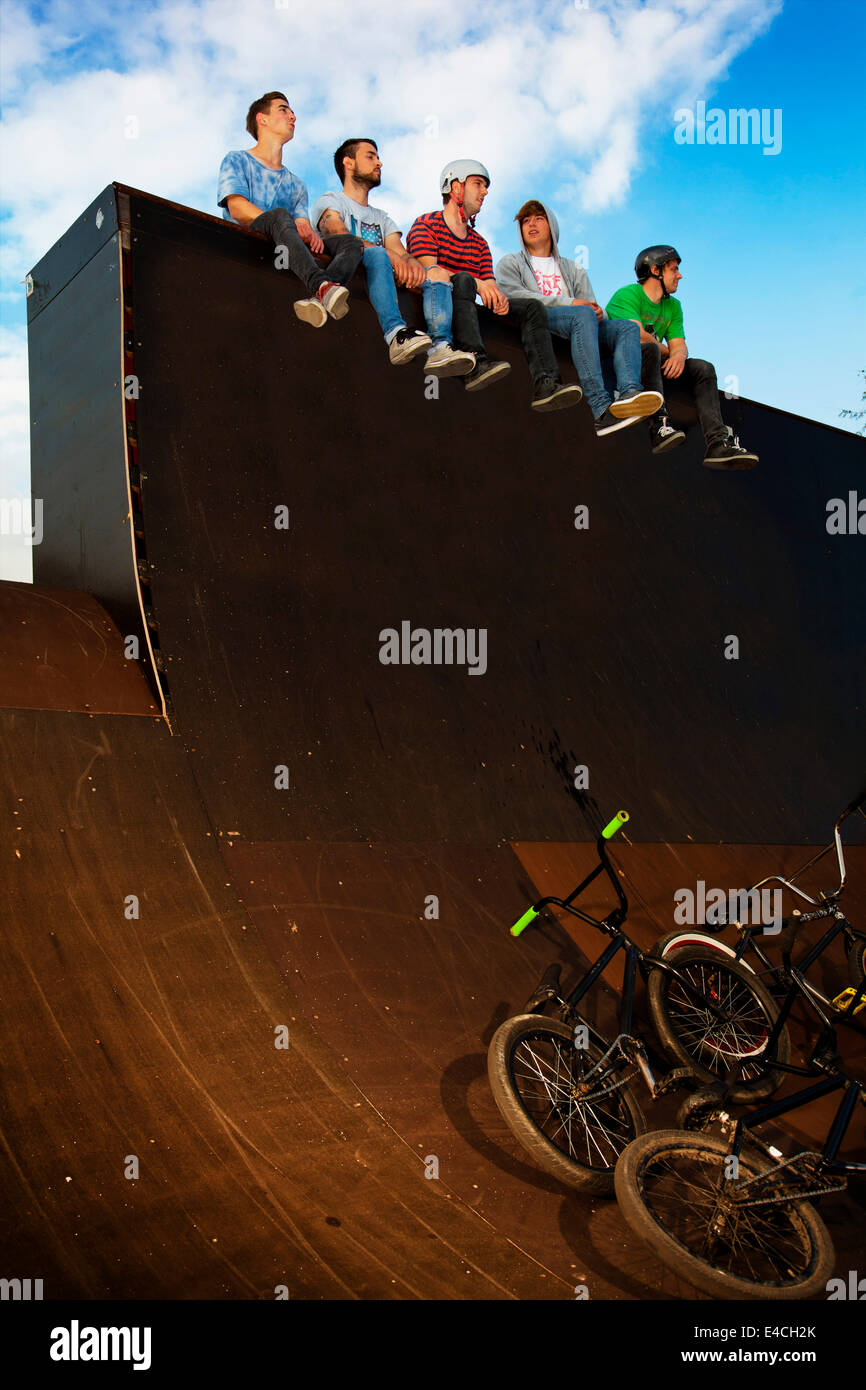 Gruppe von BMX-Biker eine Pause auf einer Sport-Rampe Stockfoto