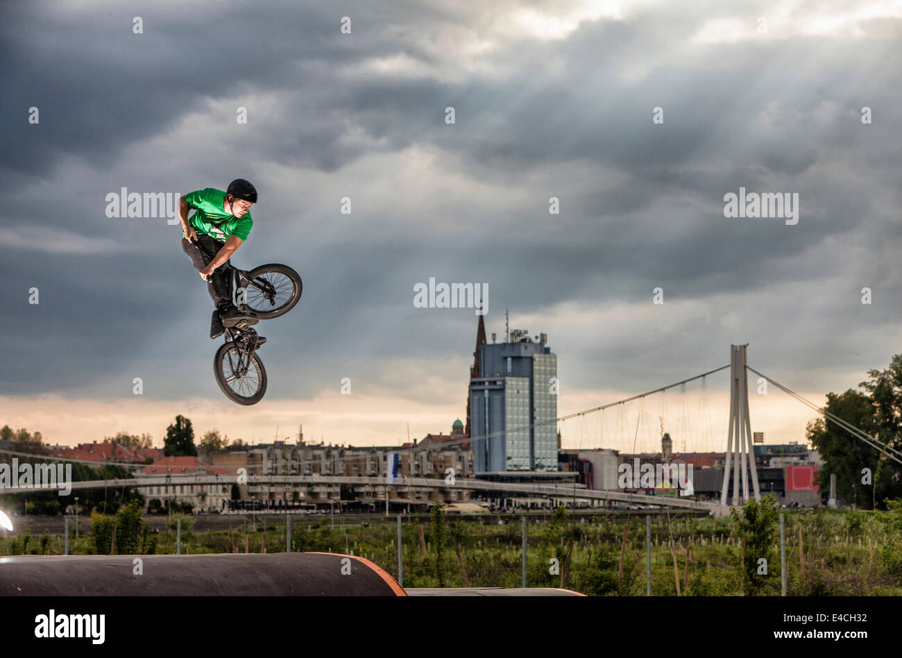 BMX-Biker, die Durchführung eines Stunt gegen Skyline der Stadt Osijek, Kroatien Stockfoto