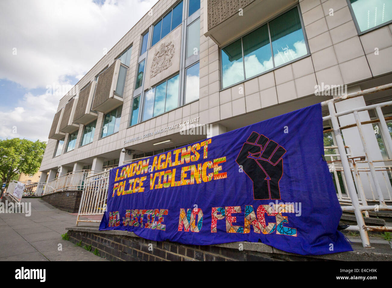 London, UK. 8. Juli 2014. Protest gegen Polizeigewalt in Camberwell Green Magistrates Court in London Credit: Guy Corbishley/Alamy Live News Stockfoto
